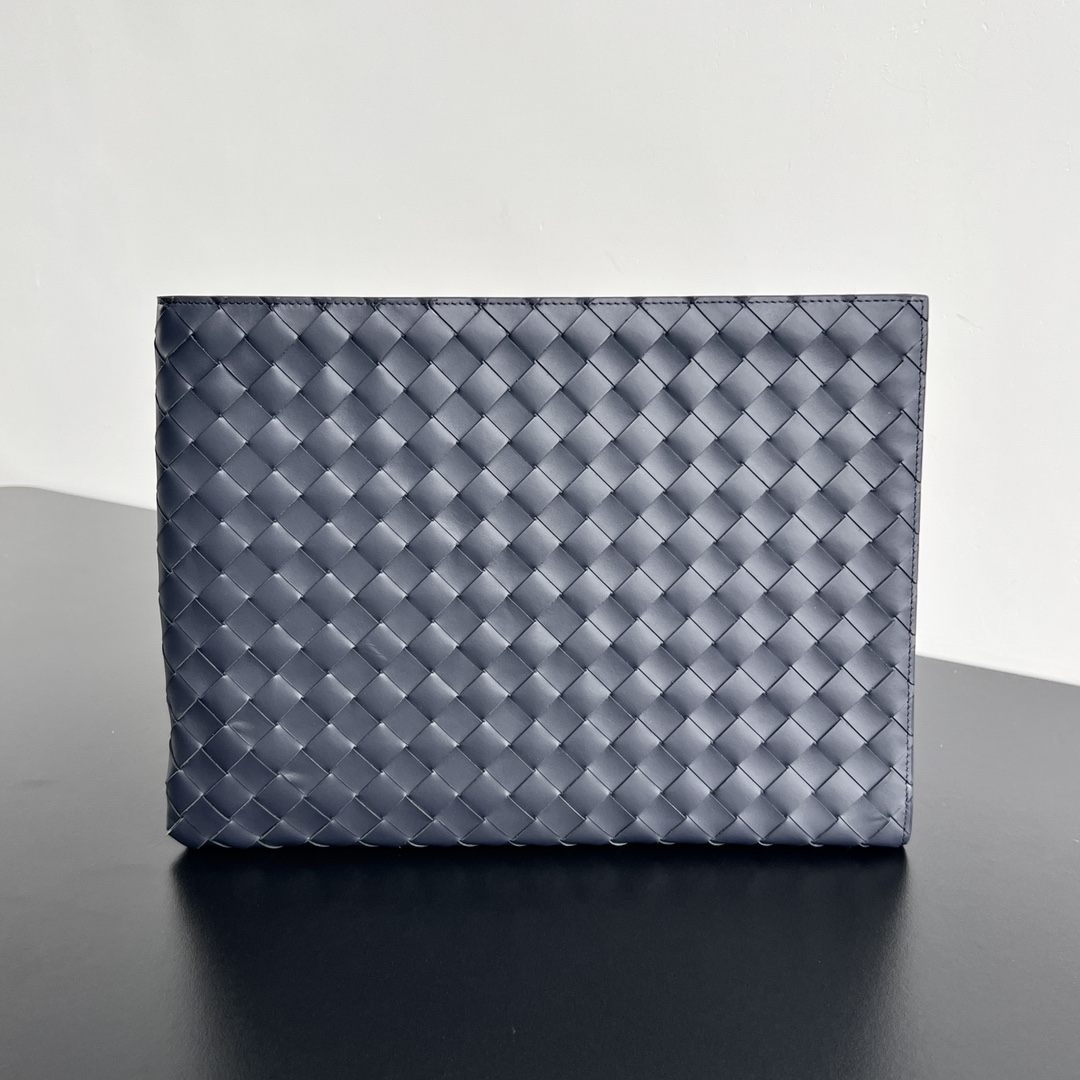 bo*te*ga Ve*ne*ta intrecciato half zip pouch