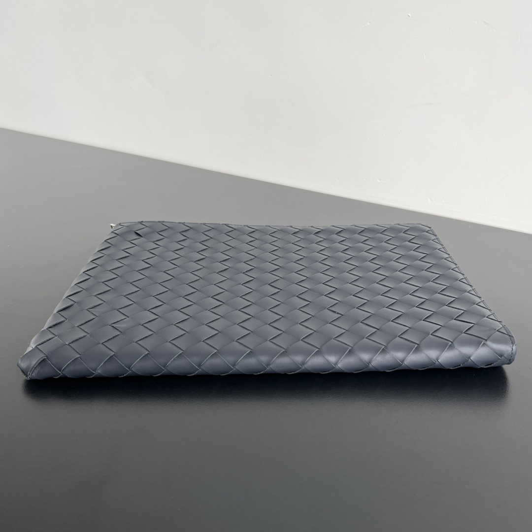 bo*te*ga Ve*ne*ta intrecciato half zip pouch