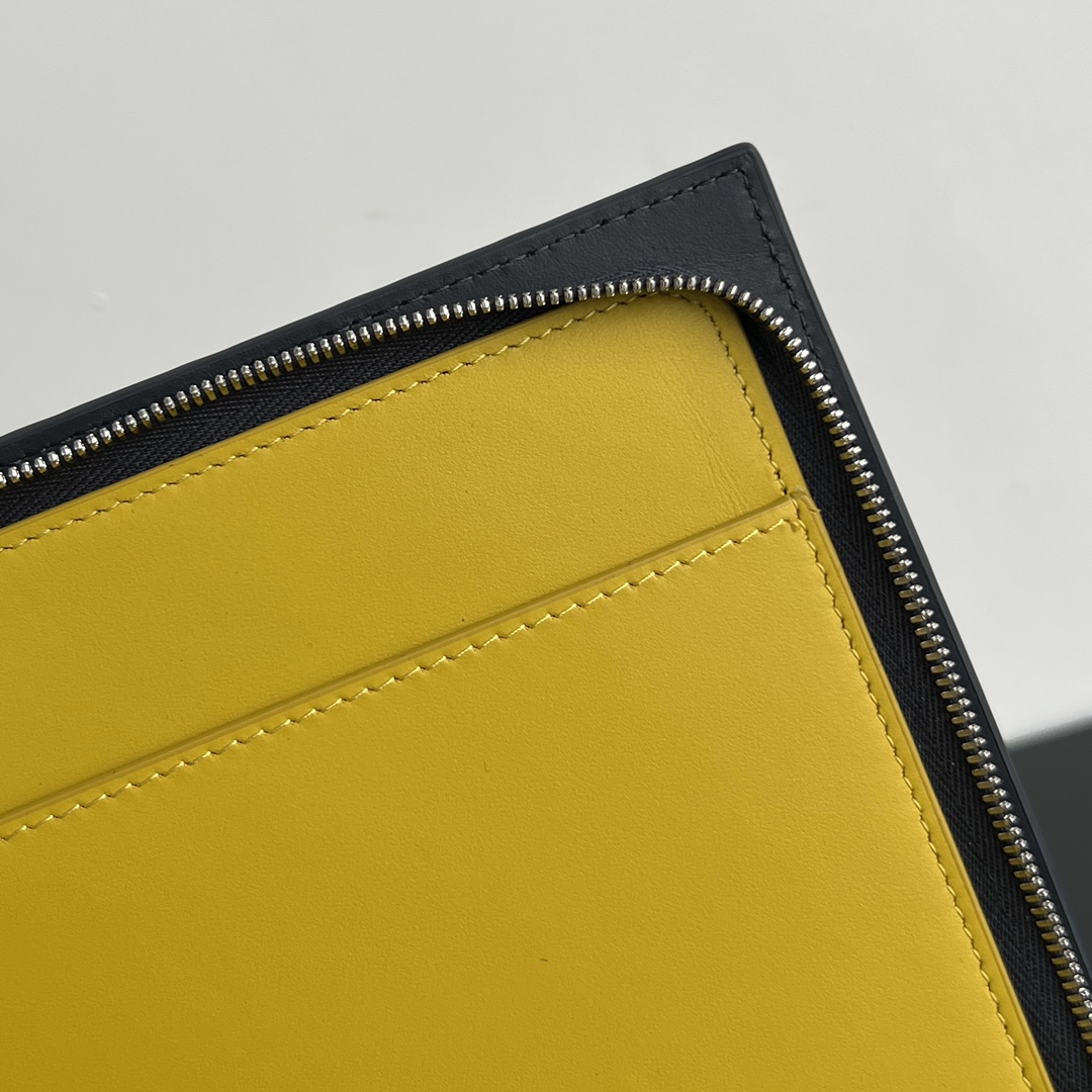 bo*te*ga Ve*ne*ta intrecciato half zip pouch