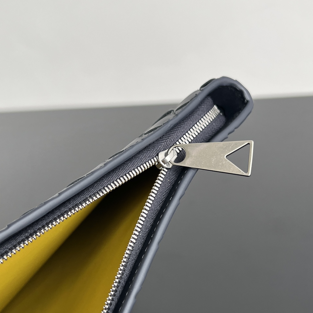 bo*te*ga Ve*ne*ta intrecciato half zip pouch