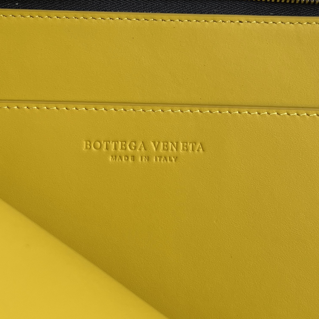 bo*te*ga Ve*ne*ta intrecciato half zip pouch