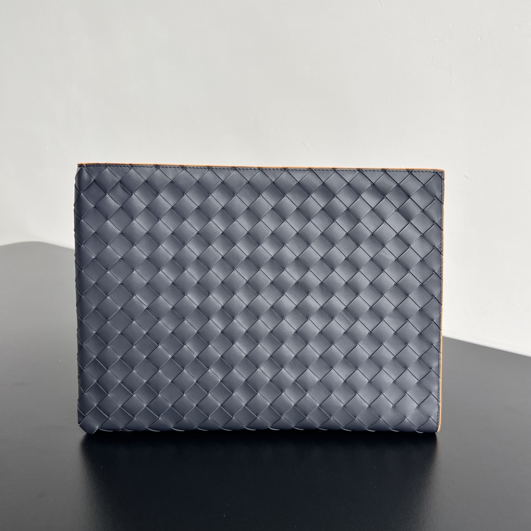 bo*te*ga Ve*ne*ta intrecciato half zip pouch