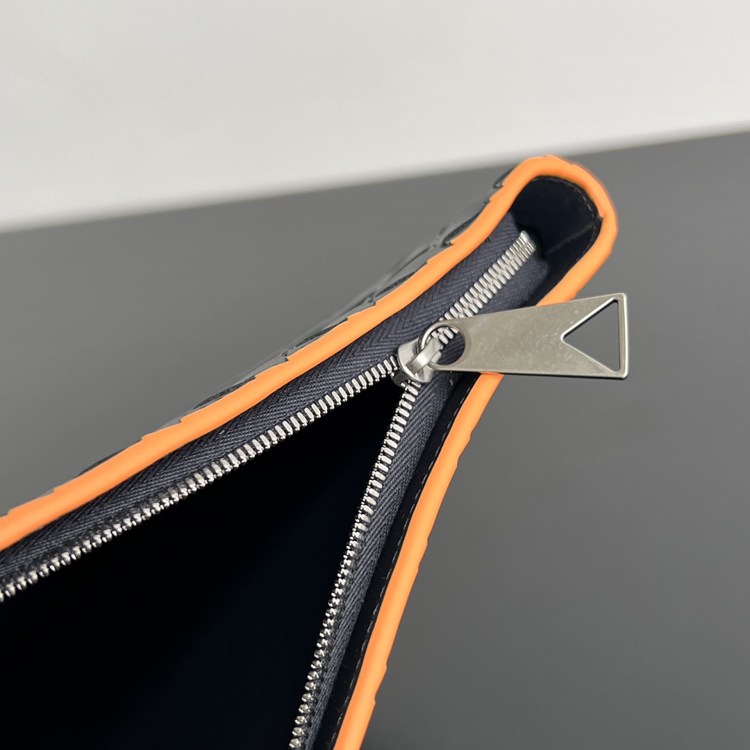 bo*te*ga Ve*ne*ta intrecciato half zip pouch