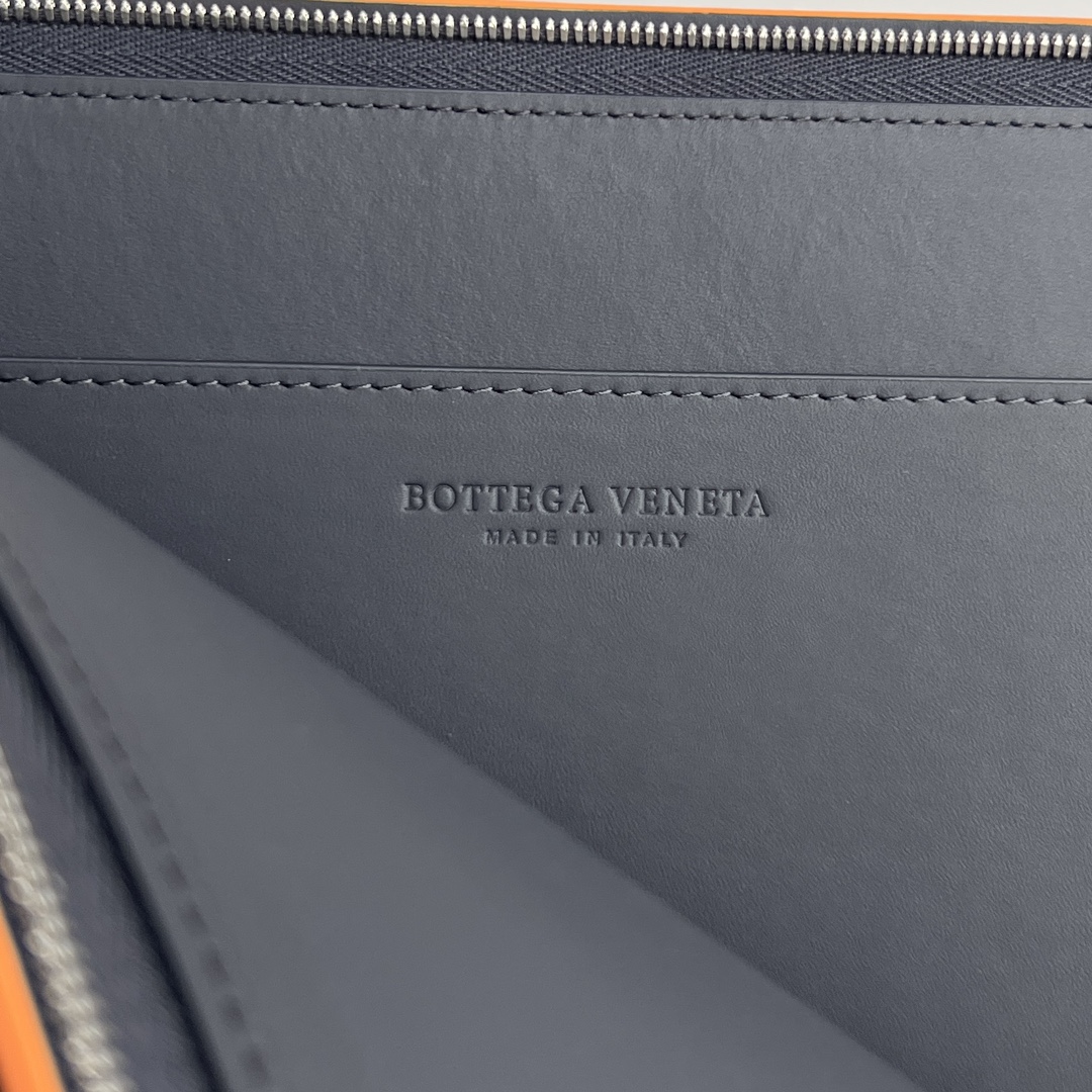 bo*te*ga Ve*ne*ta intrecciato half zip pouch
