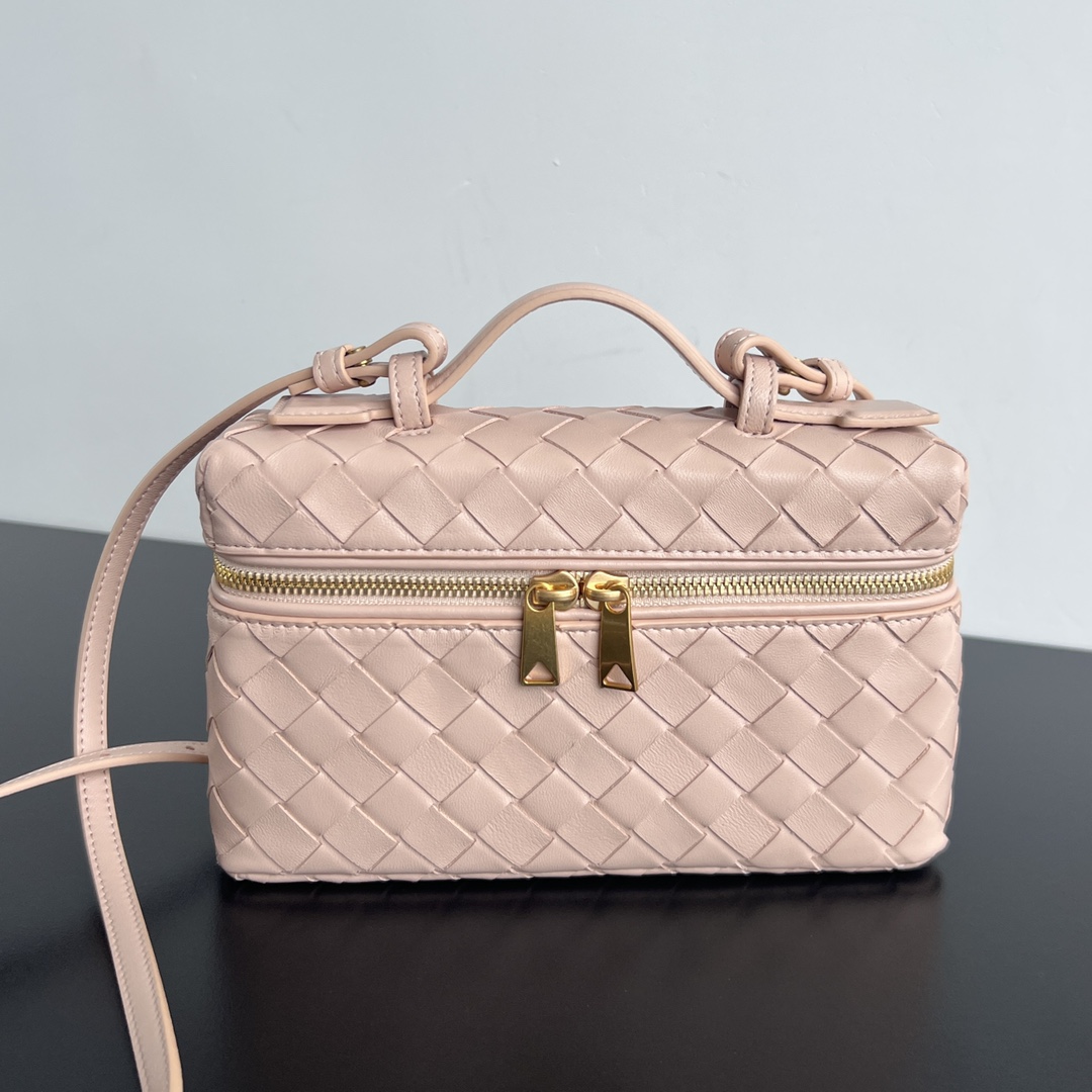 bo*te*ga Ve*ne*ta bang bang vanity case