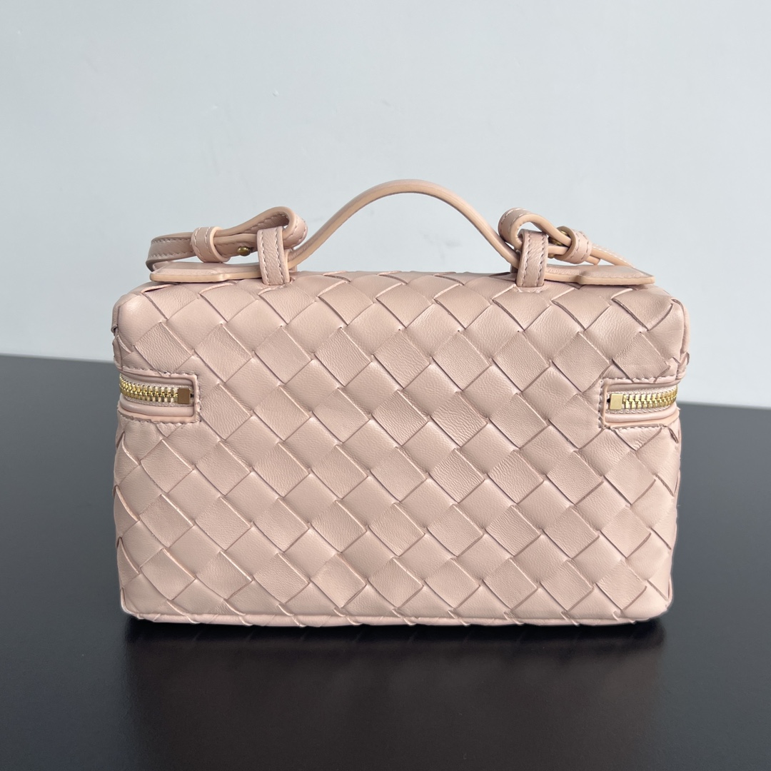 bo*te*ga Ve*ne*ta bang bang vanity case
