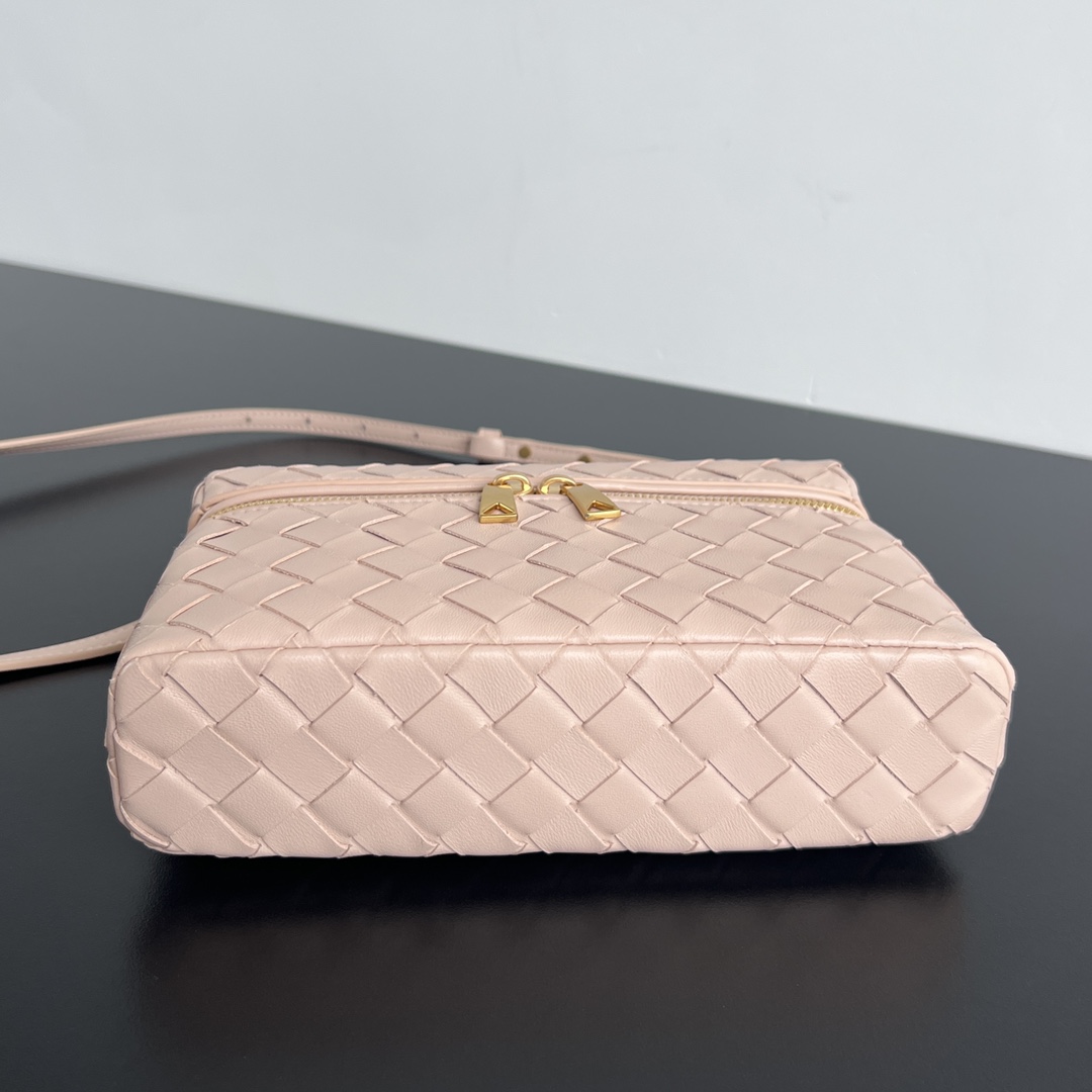 bo*te*ga Ve*ne*ta bang bang vanity case