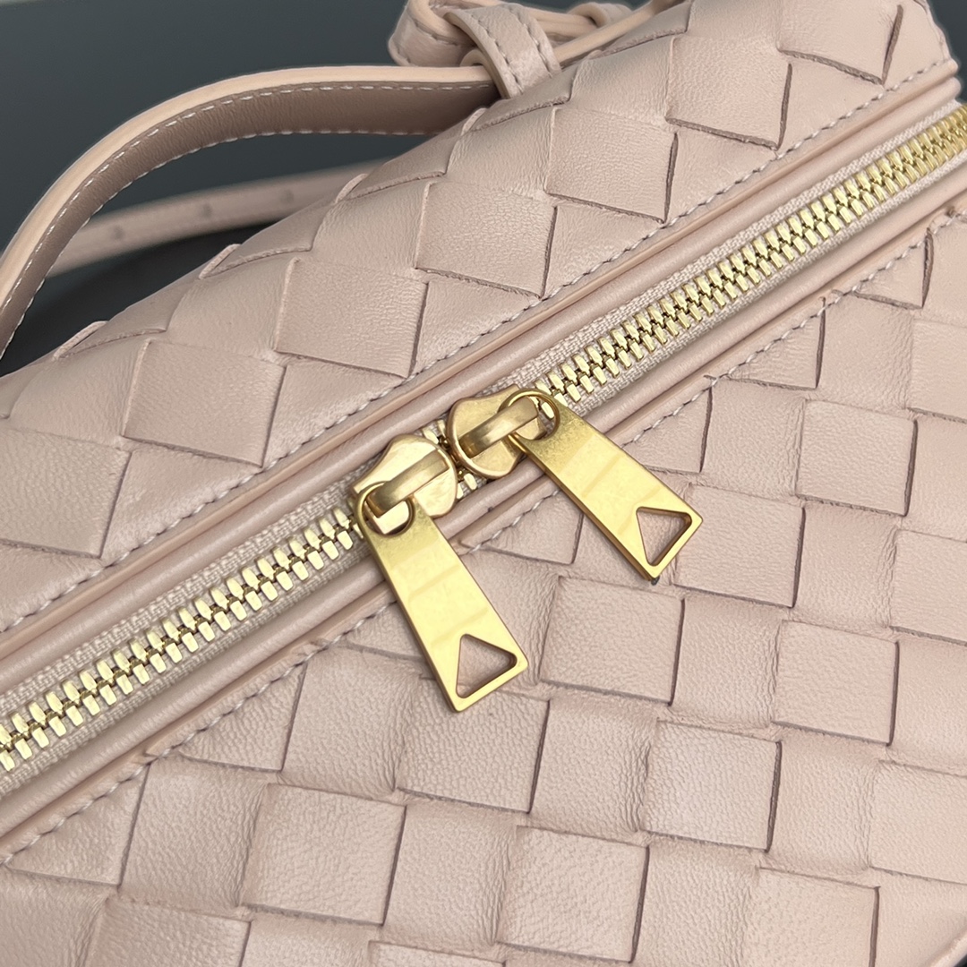 bo*te*ga Ve*ne*ta bang bang vanity case