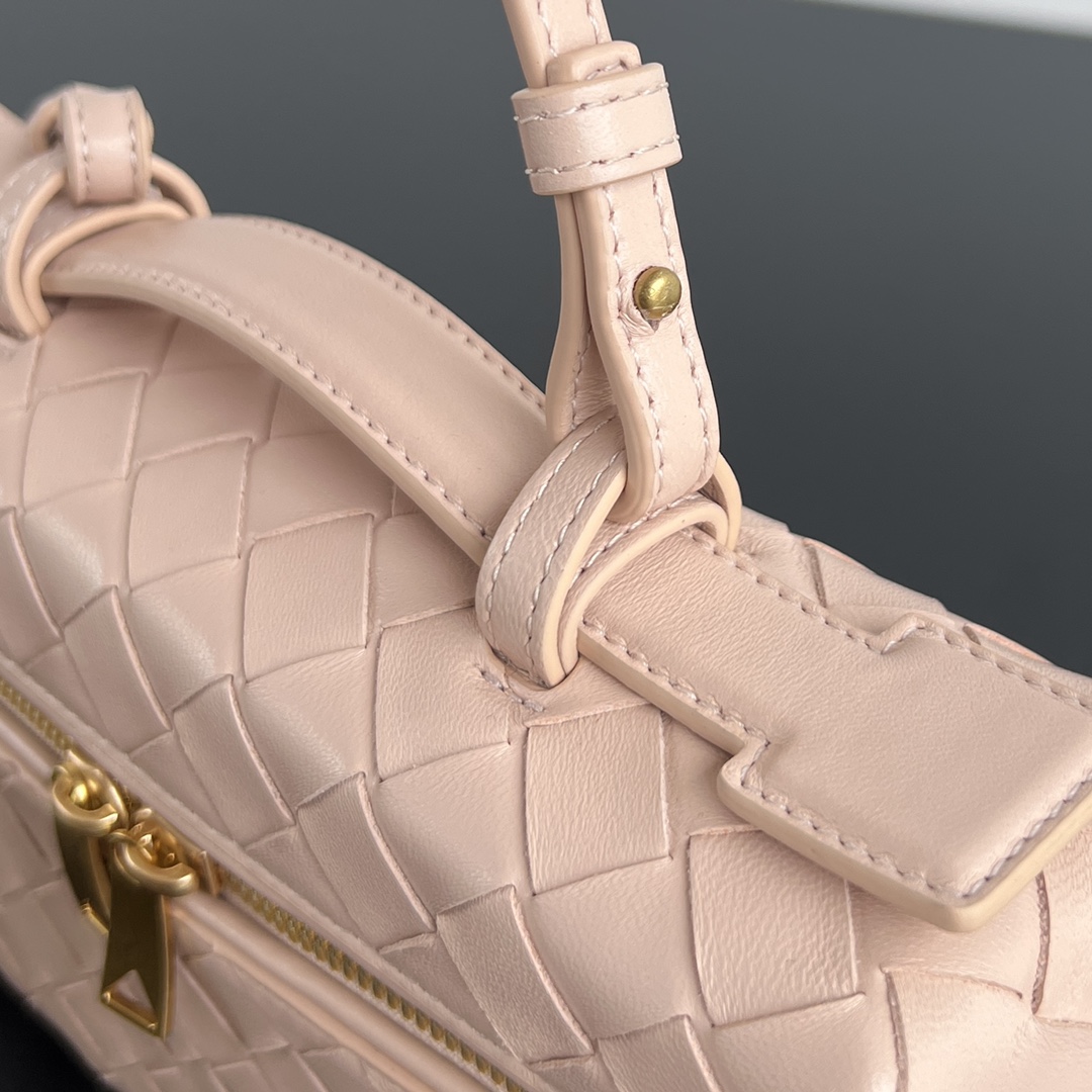 bo*te*ga Ve*ne*ta bang bang vanity case