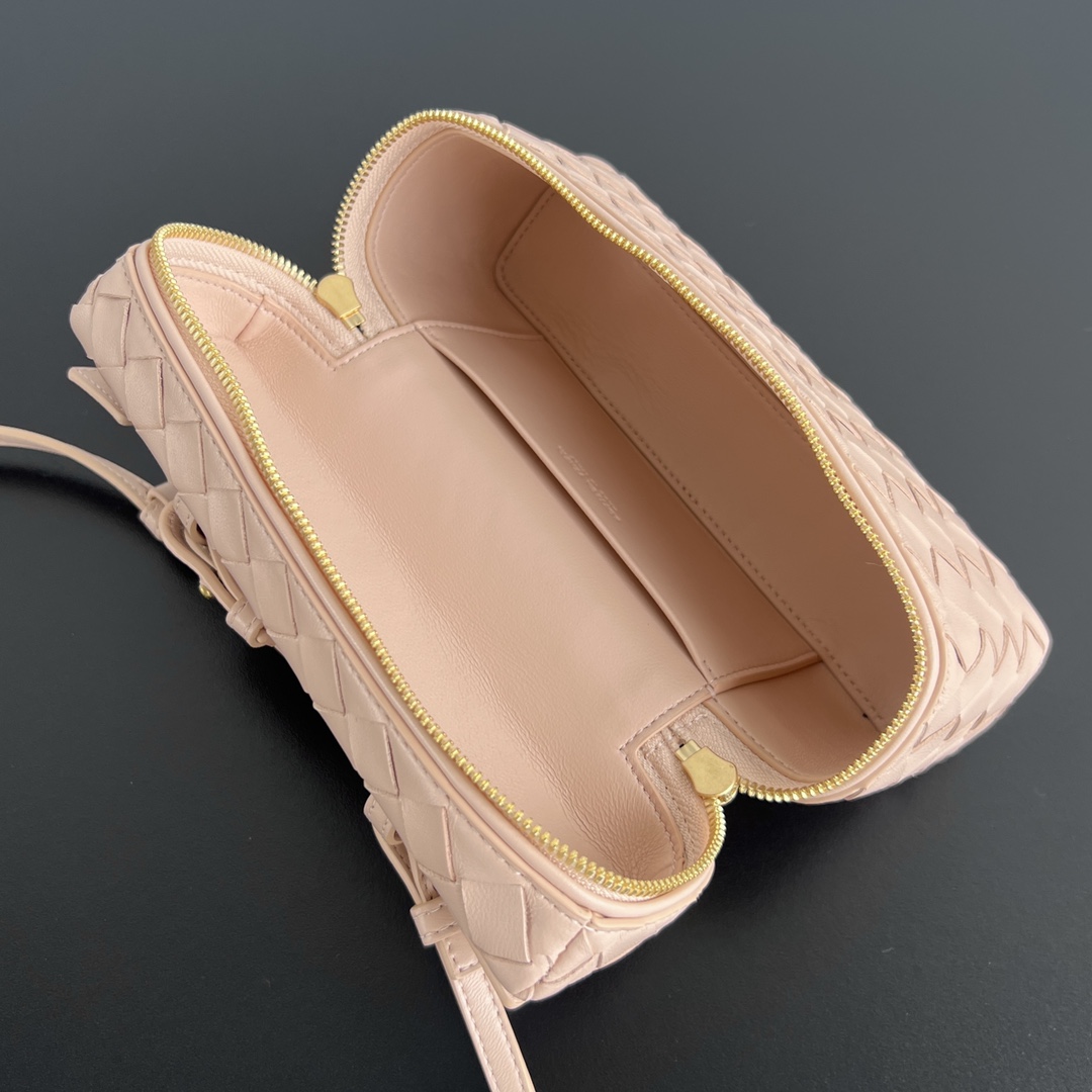 bo*te*ga Ve*ne*ta bang bang vanity case