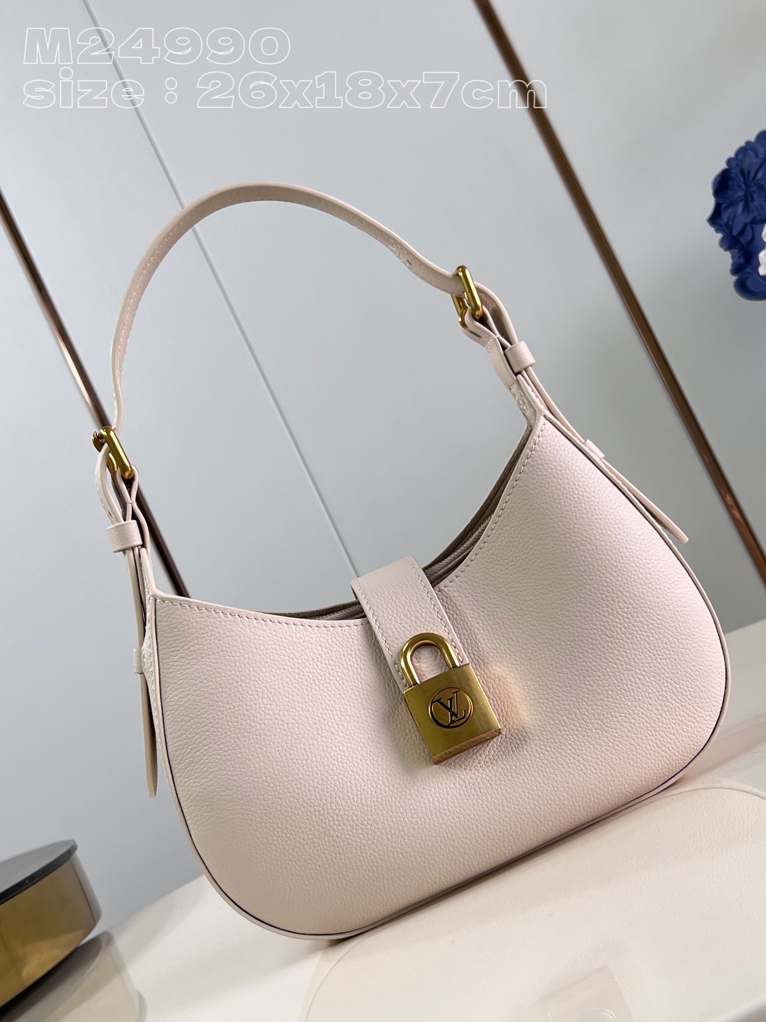 l**is V*t*n low key shoulder bag