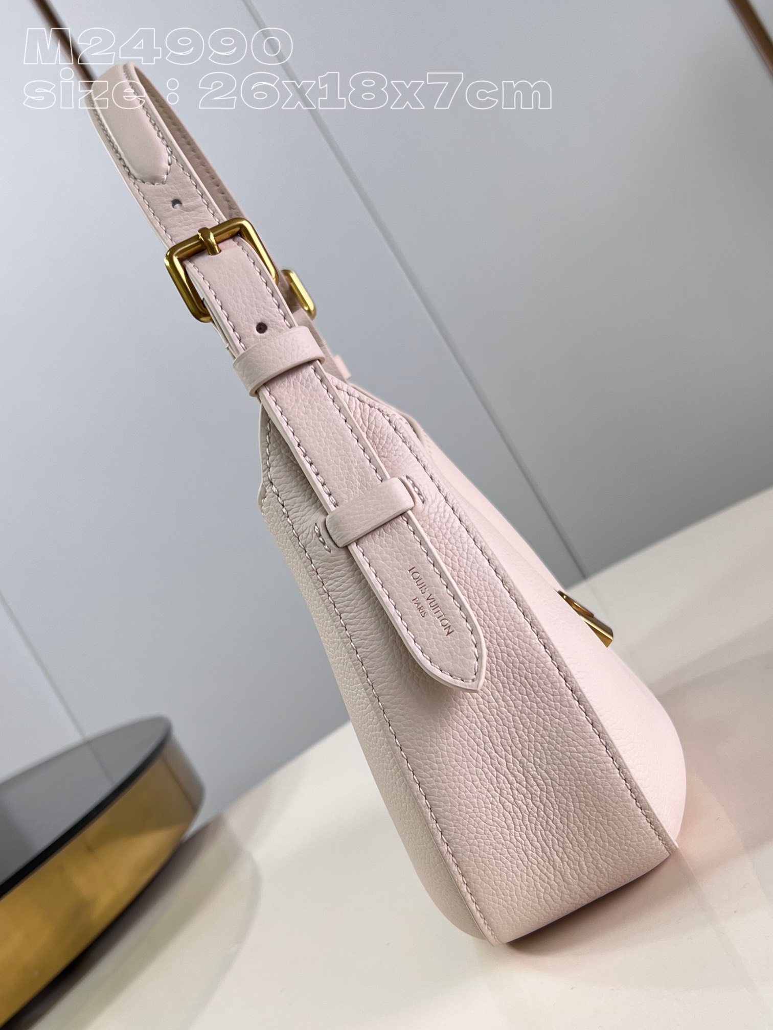 l**is V*t*n low key shoulder bag