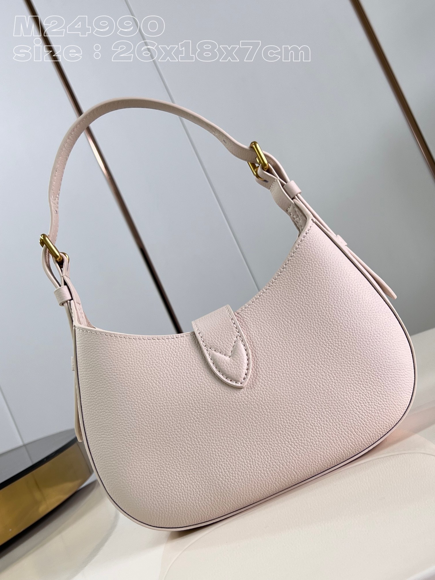 l**is V*t*n low key shoulder bag
