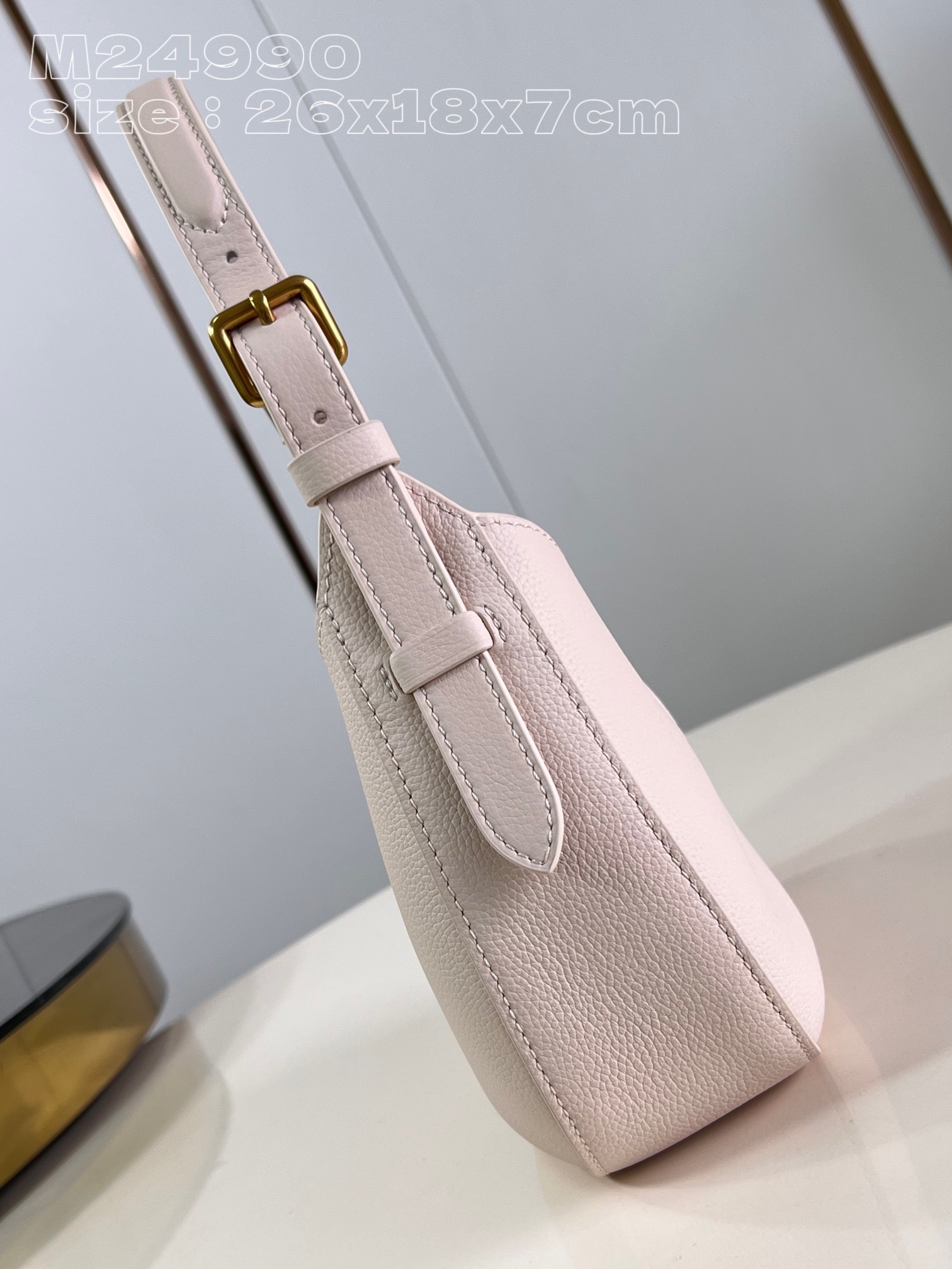 l**is V*t*n low key shoulder bag