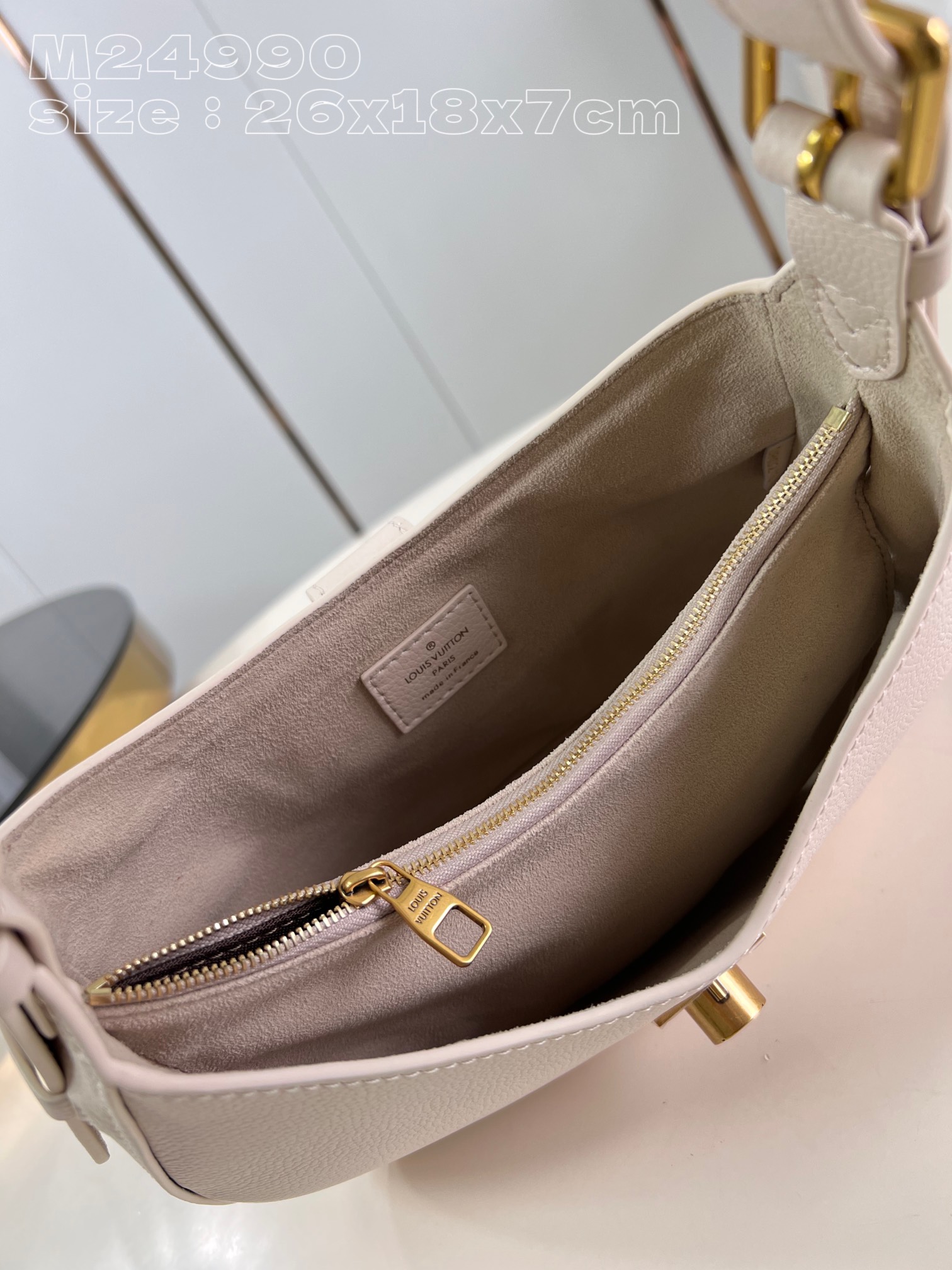 l**is V*t*n low key shoulder bag