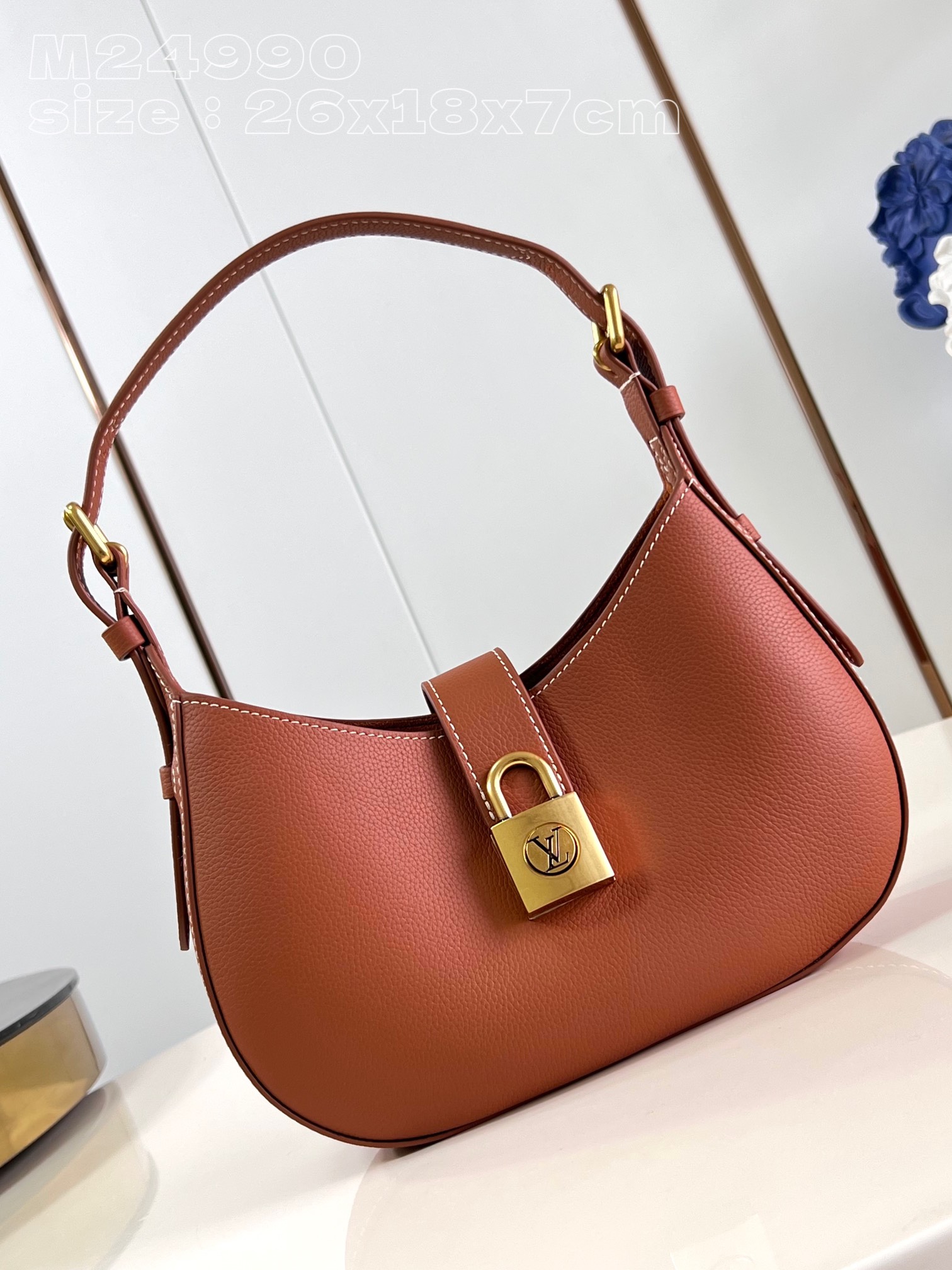 l**is V*t*n low key shoulder bag