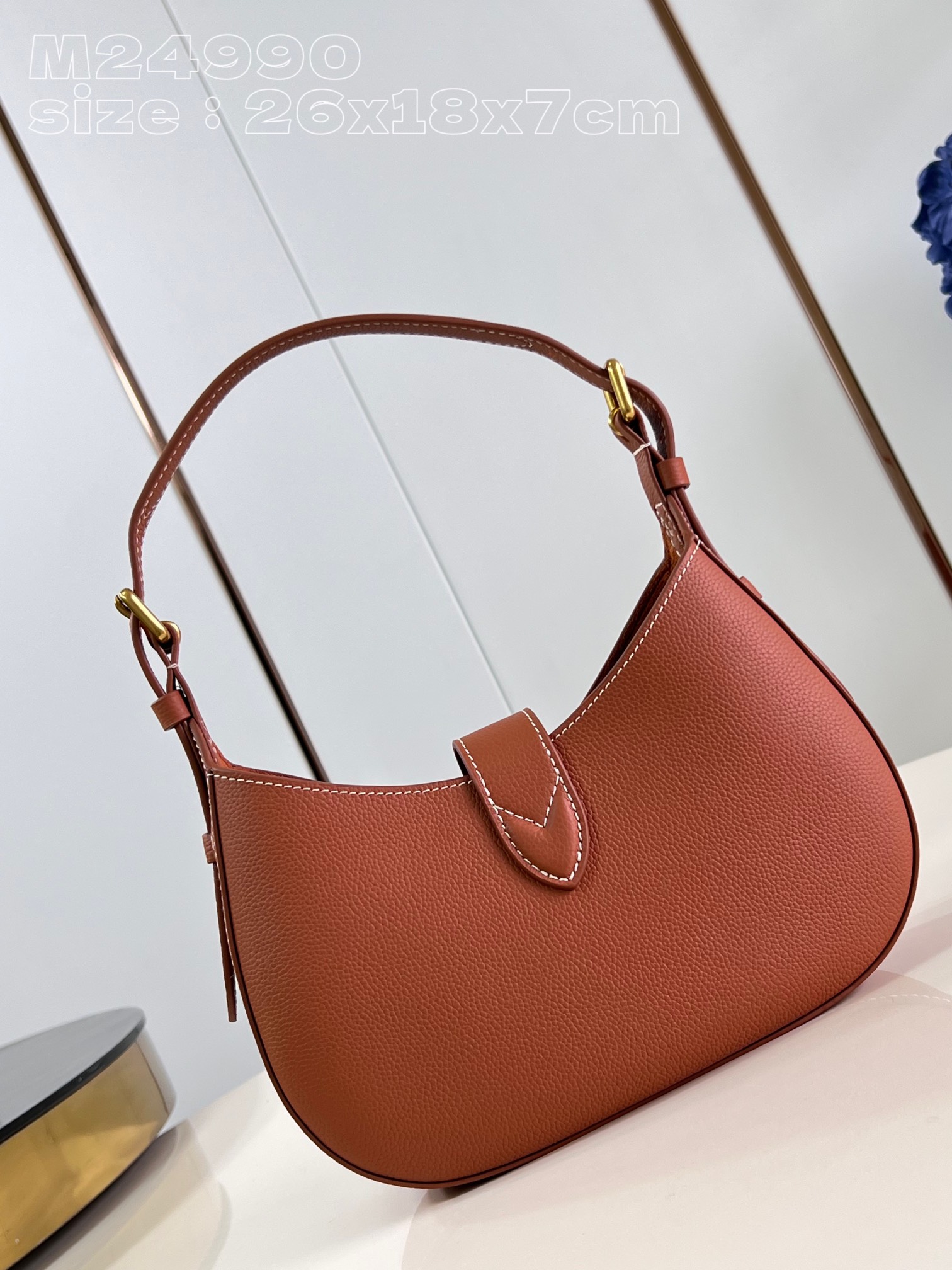 l**is V*t*n low key shoulder bag