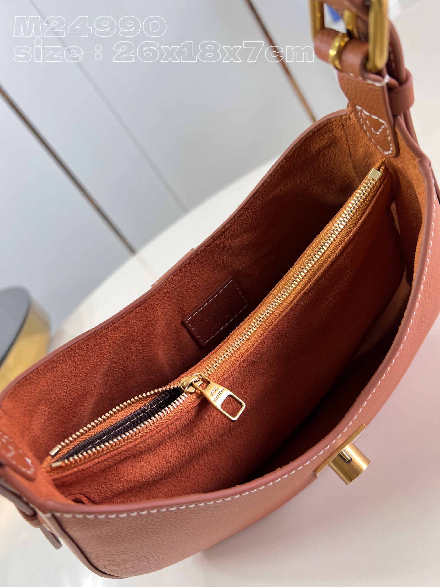 l**is V*t*n low key shoulder bag