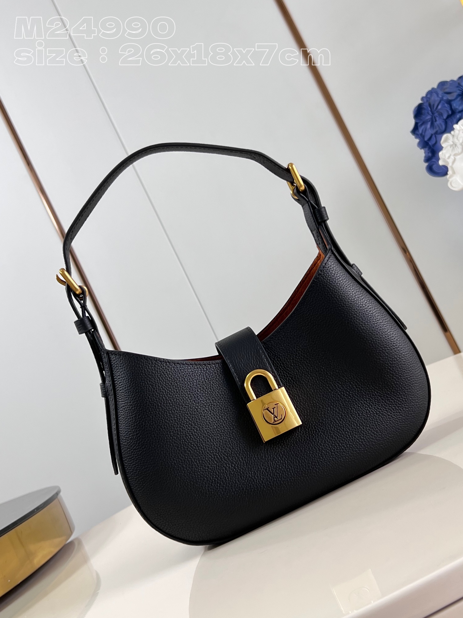 l**is V*t*n low key shoulder bag