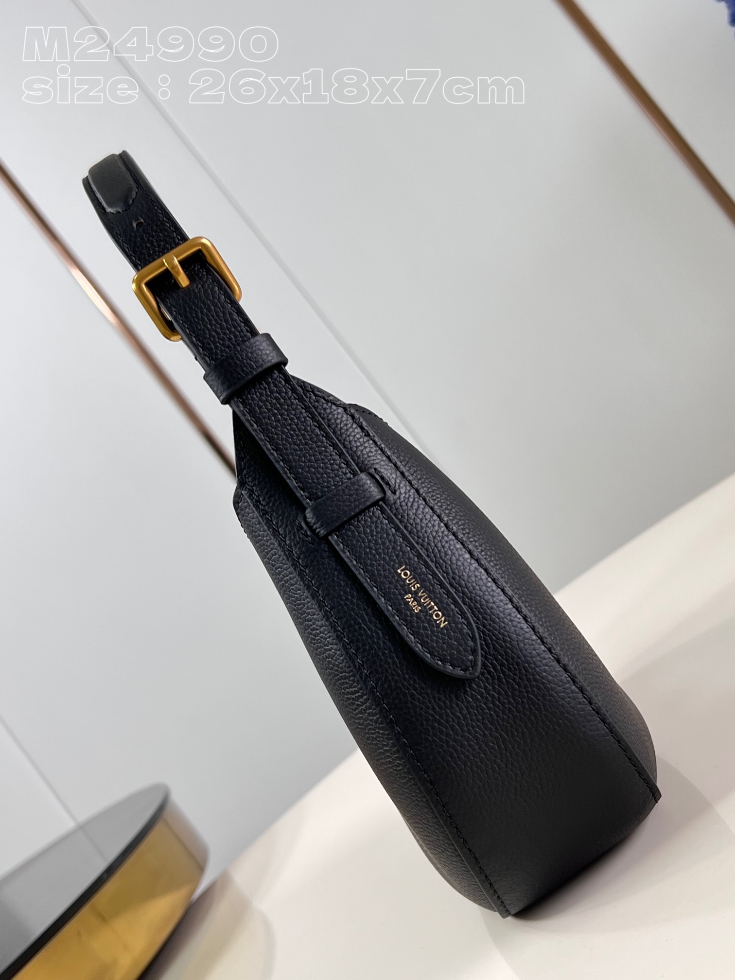 l**is V*t*n low key shoulder bag