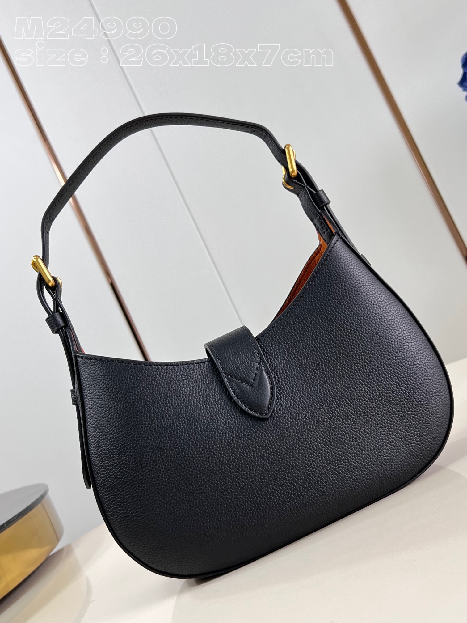 l**is V*t*n low key shoulder bag