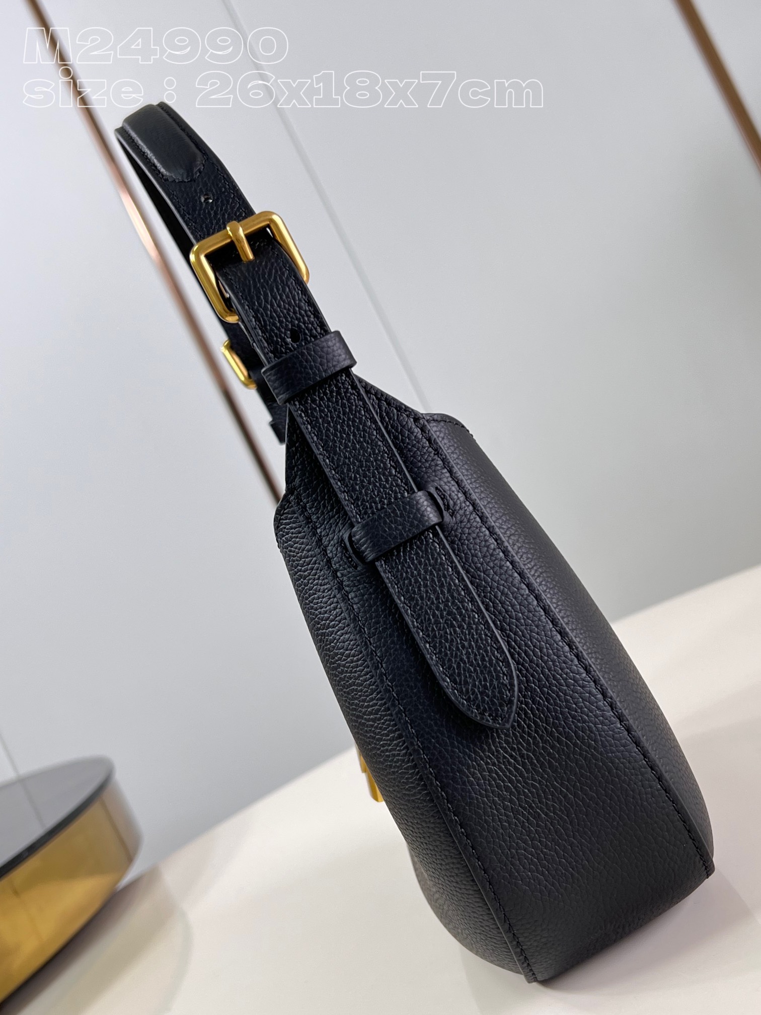 l**is V*t*n low key shoulder bag