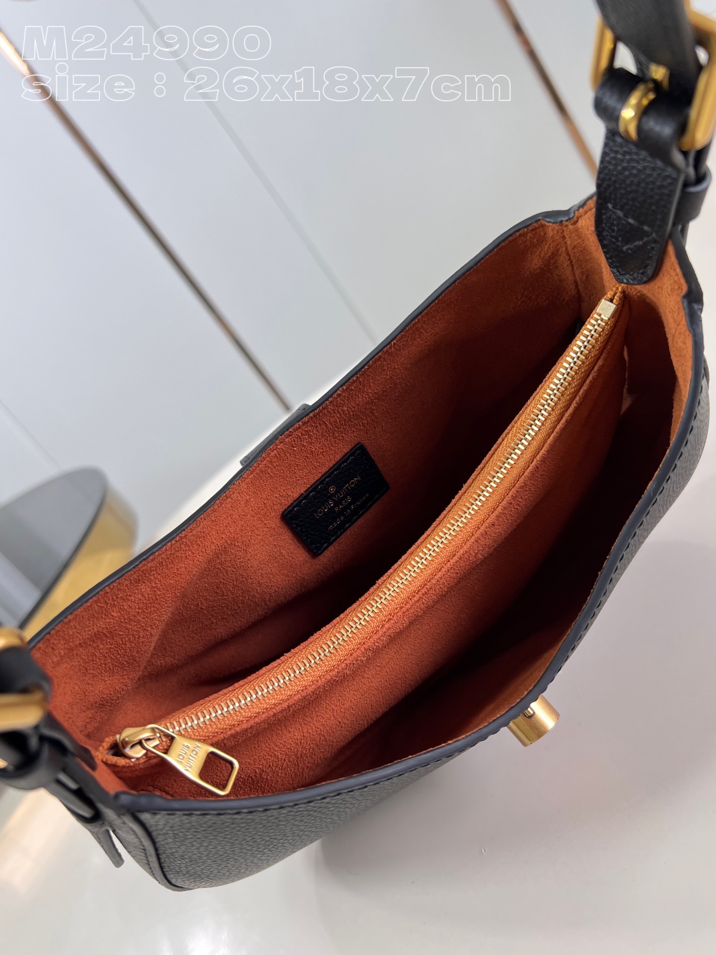 l**is V*t*n low key shoulder bag