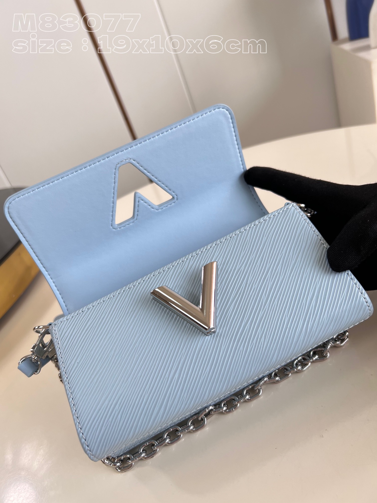 l**is V*t*n twist west pochette