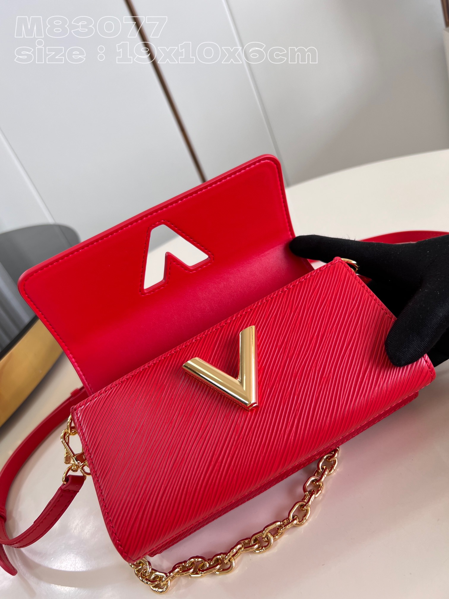 l**is V*t*n twist west pochette