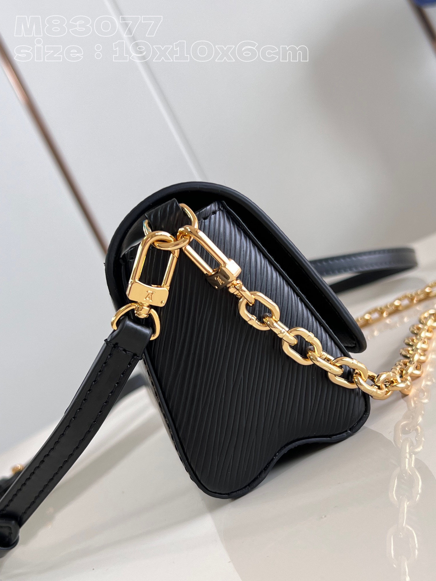l**is V*t*n twist west pochette