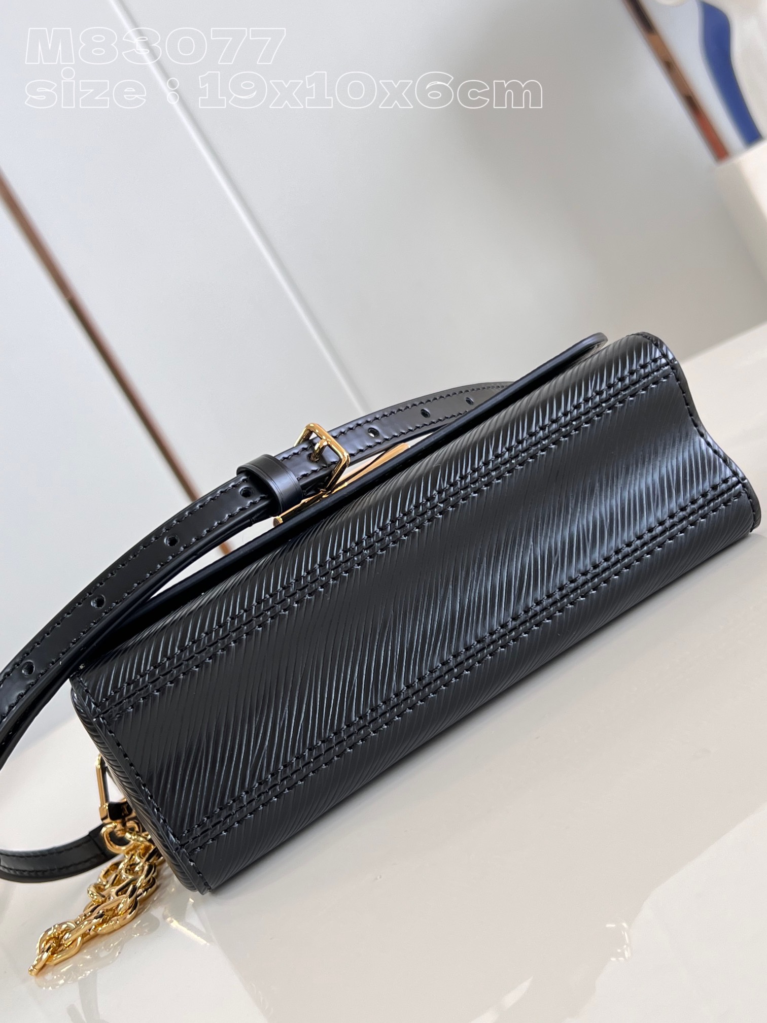 l**is V*t*n twist west pochette