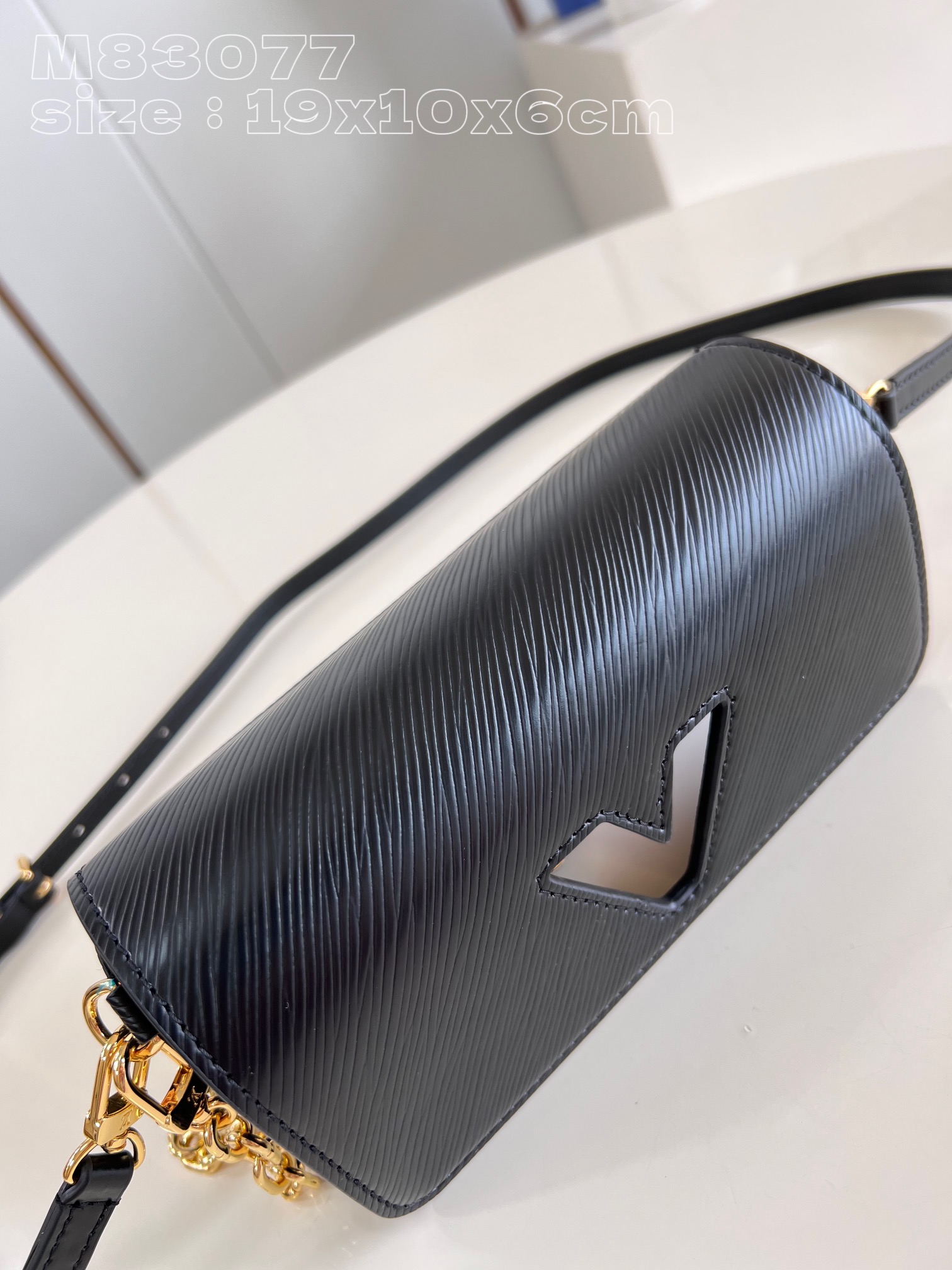 l**is V*t*n twist west pochette