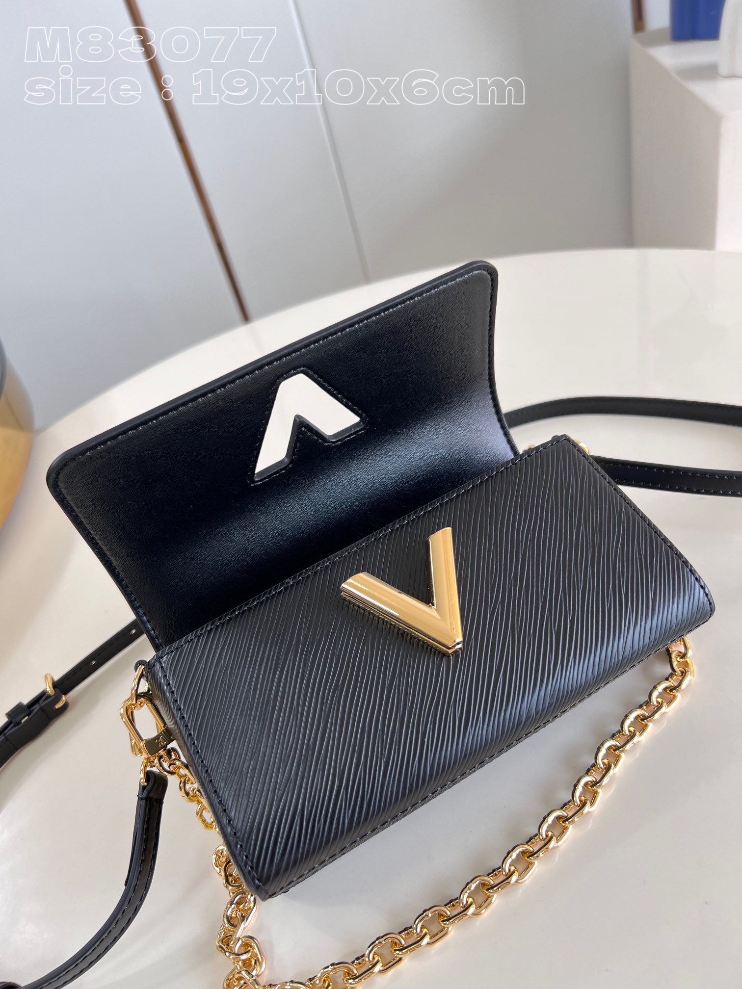 l**is V*t*n twist west pochette