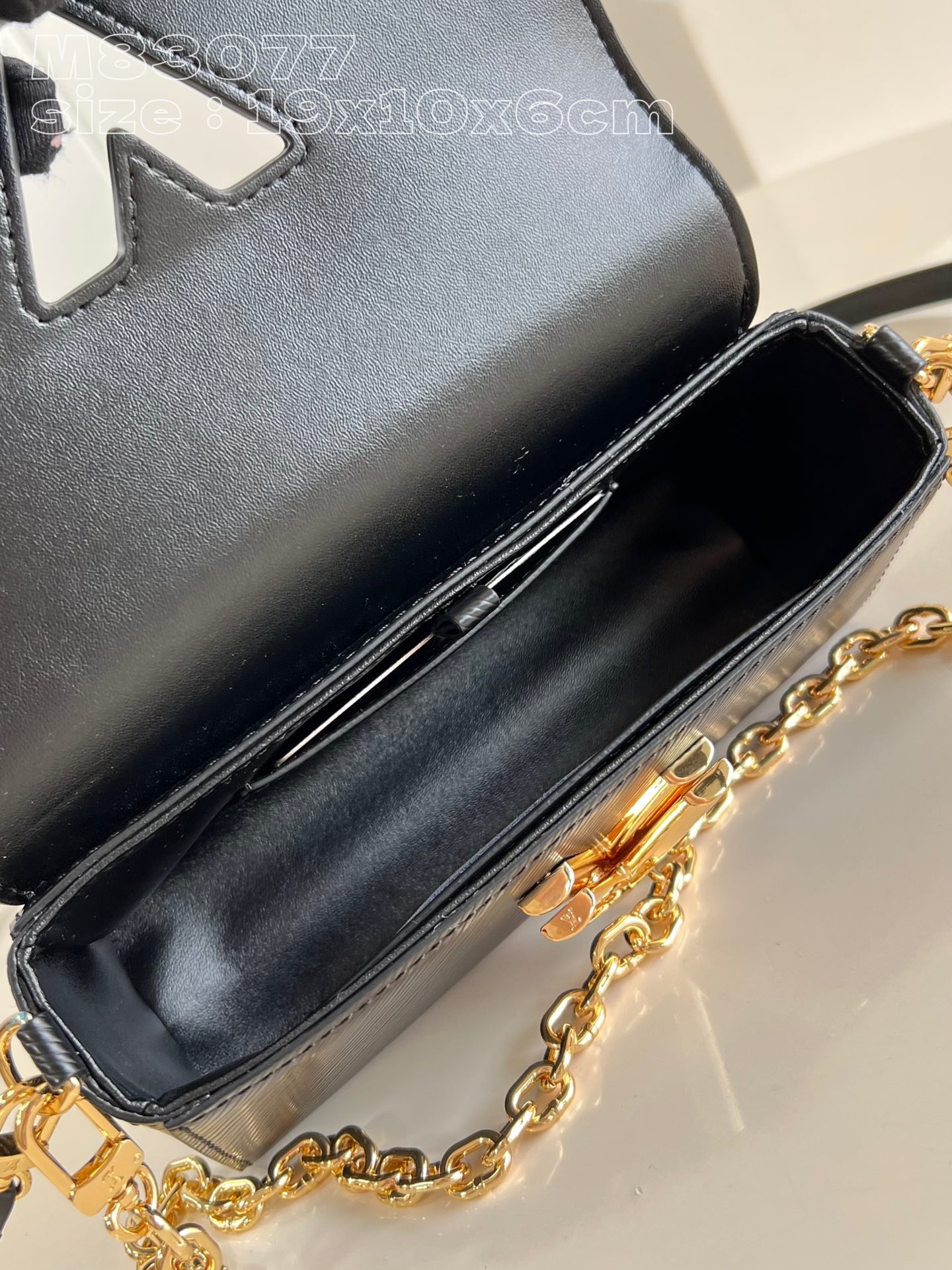 l**is V*t*n twist west pochette