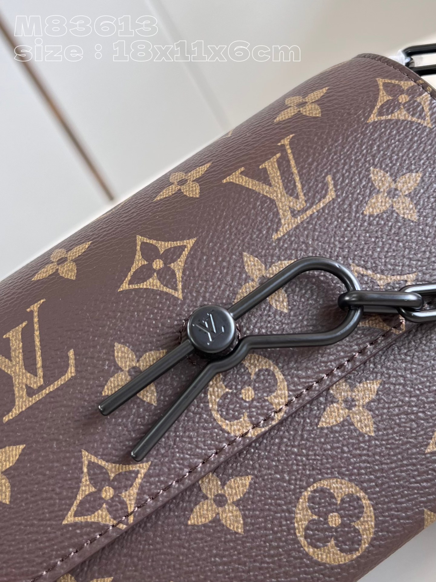 l**is V*t*n steamer wearable wallet