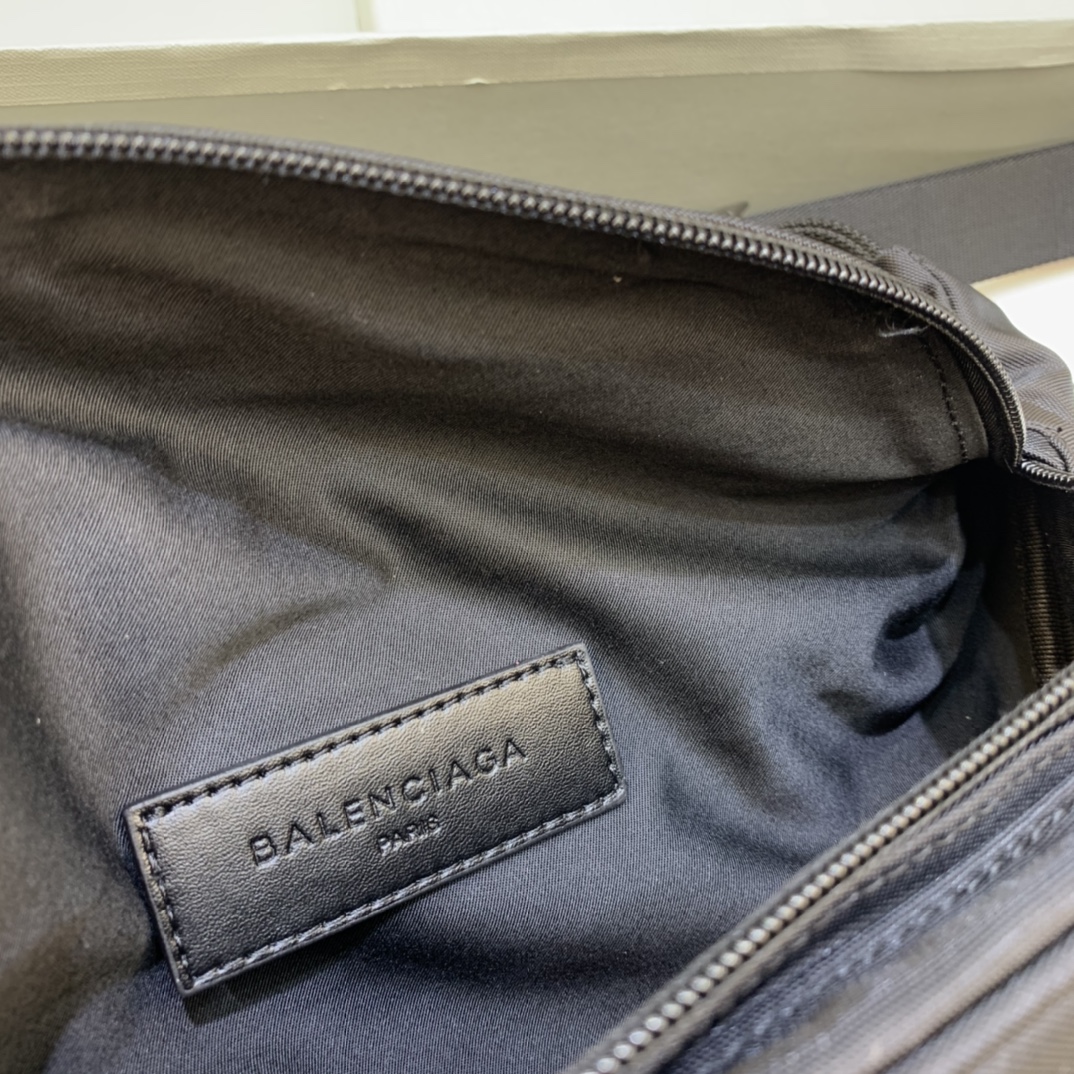 Ba*len*cia*ga waist bag