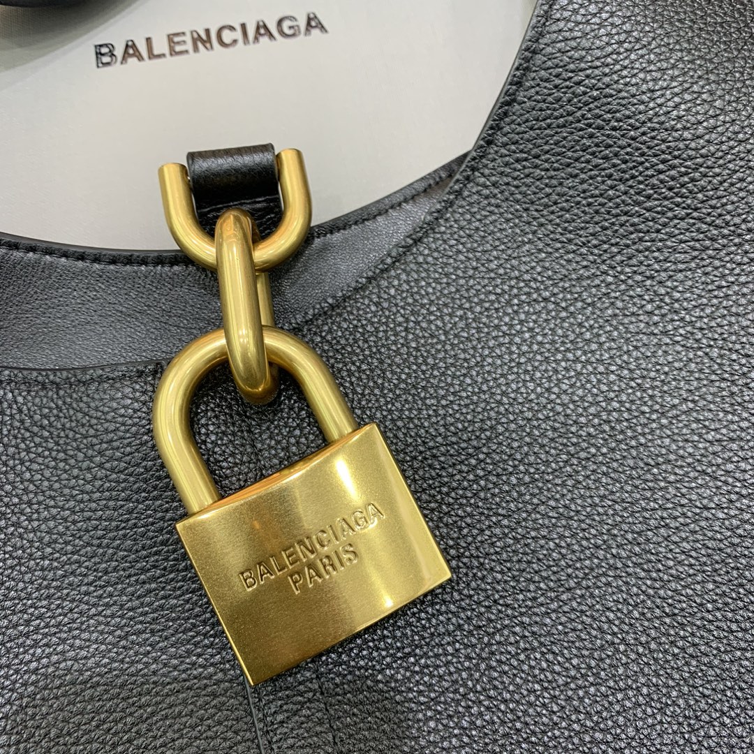 Ba*len*cia*ga locker
