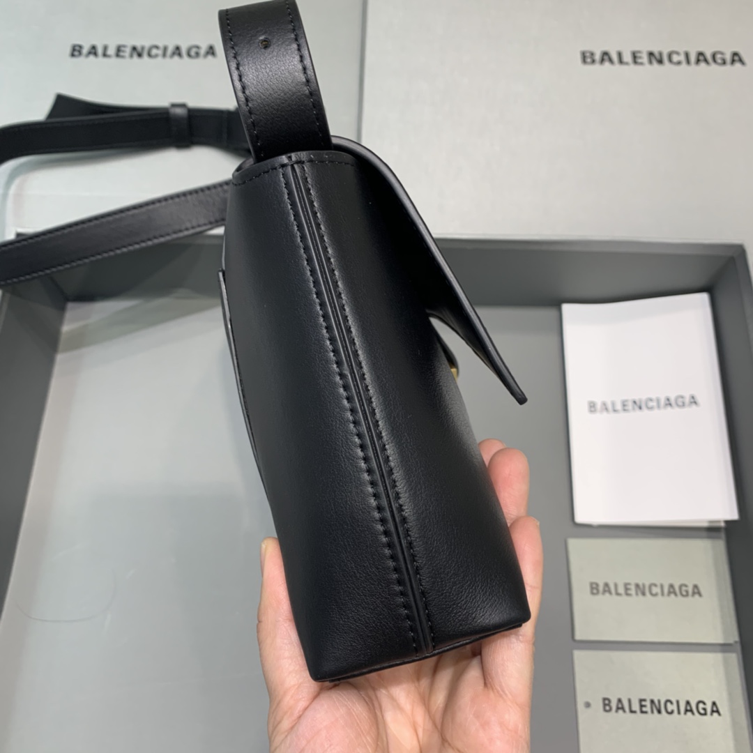 Ba*len*cia*ga hourglass