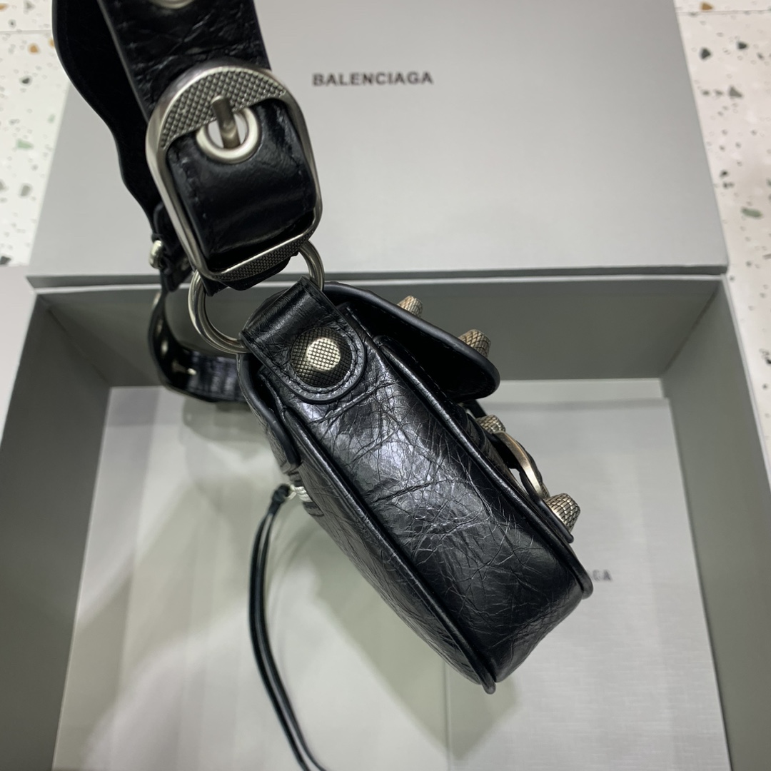 Balenciag Spring 24 · Le cagole Large Bag