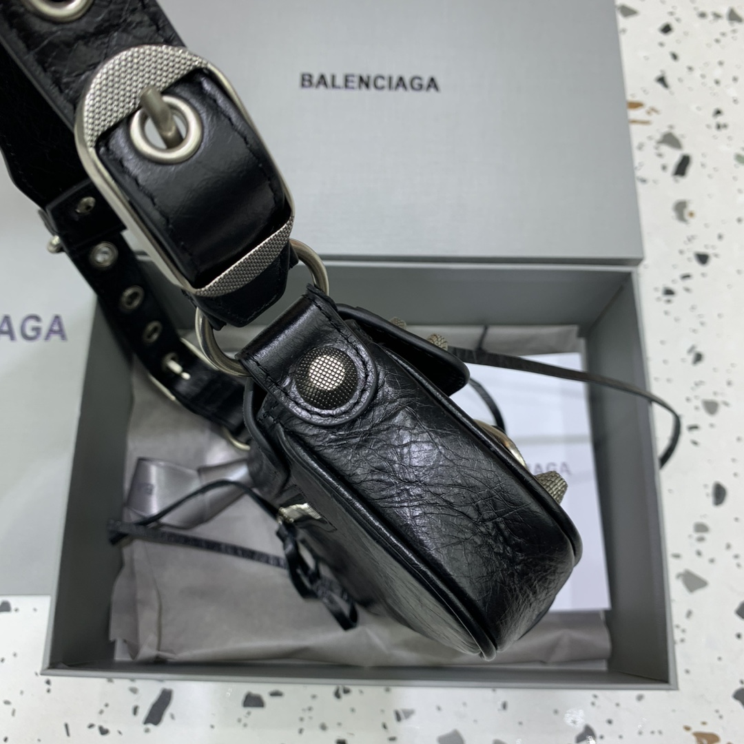 Balenciag Spring 24 · Le cagole Small Bag