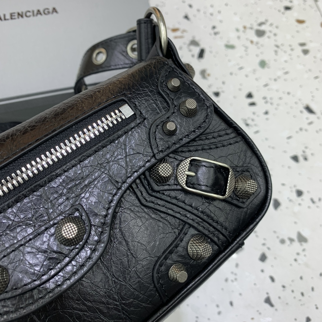 Balenciag Spring 24 · Le cagole Small Bag