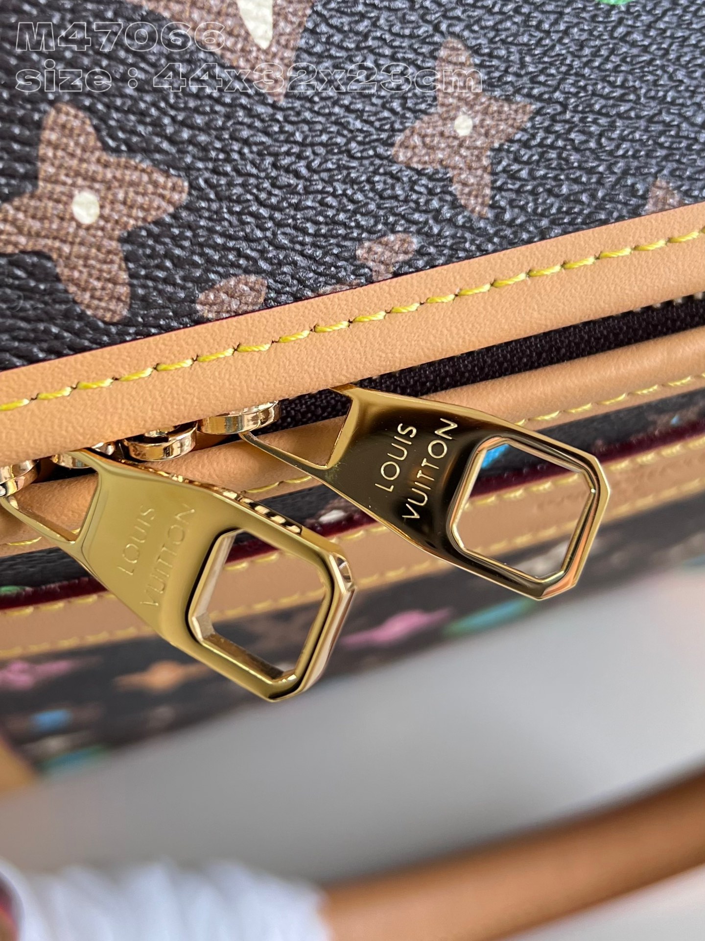l**is V*t*n dog  bag