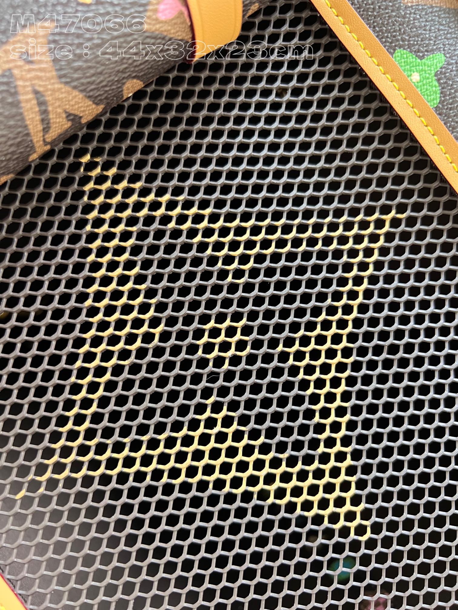 l**is V*t*n dog  bag
