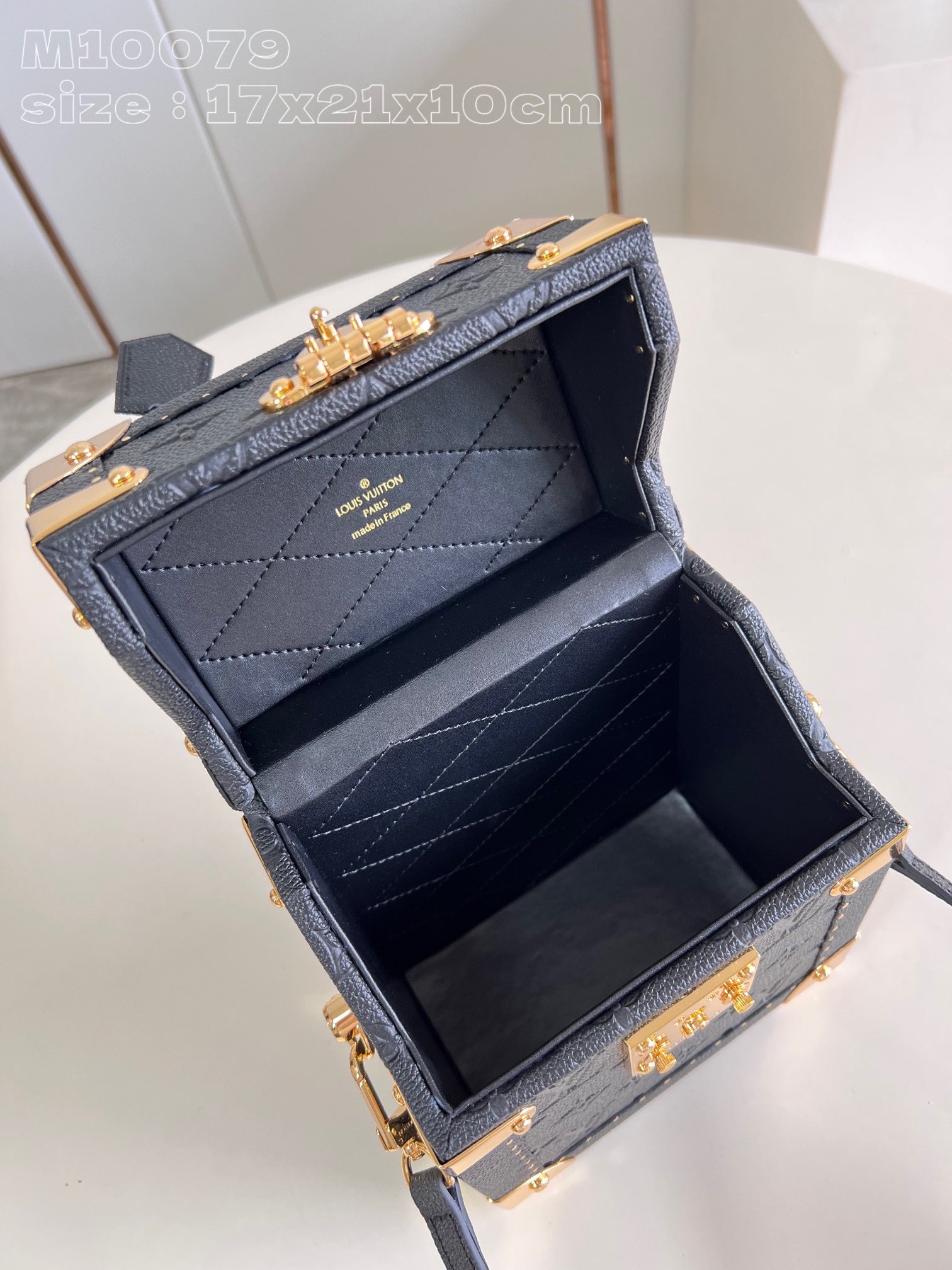 l**is V*t*n camera box