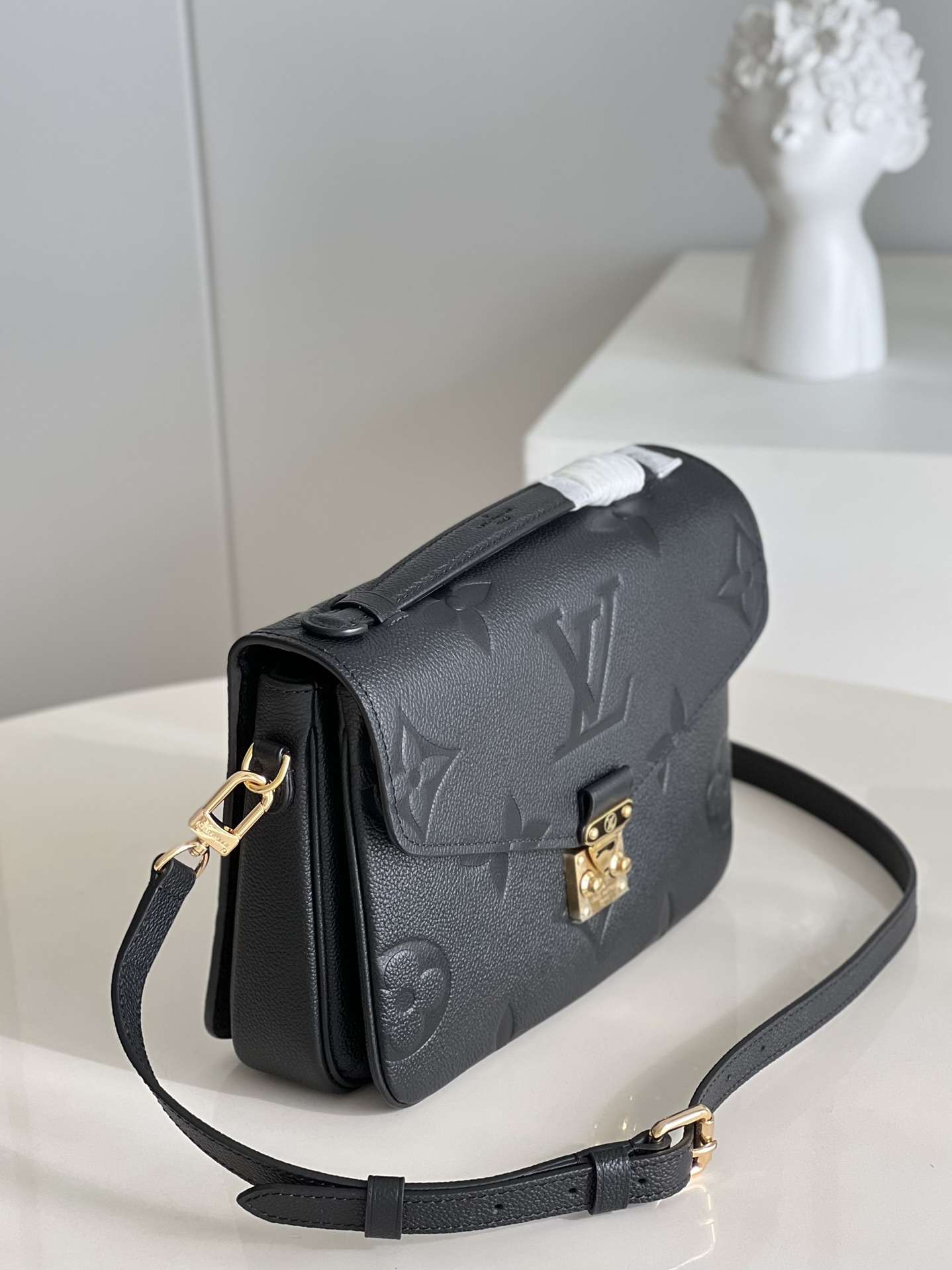 l**is V*t*n pochette metis bag