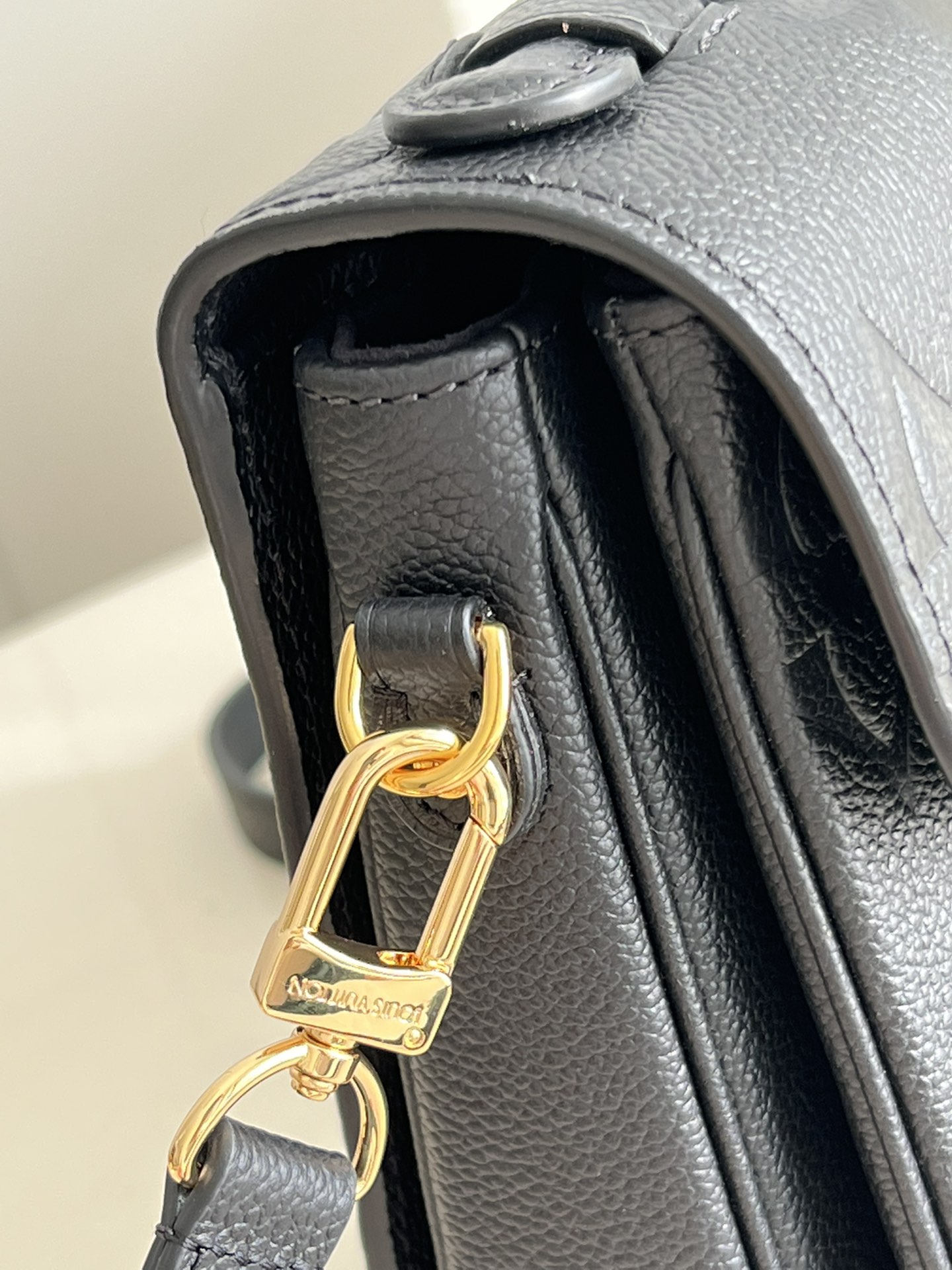 l**is V*t*n pochette metis bag