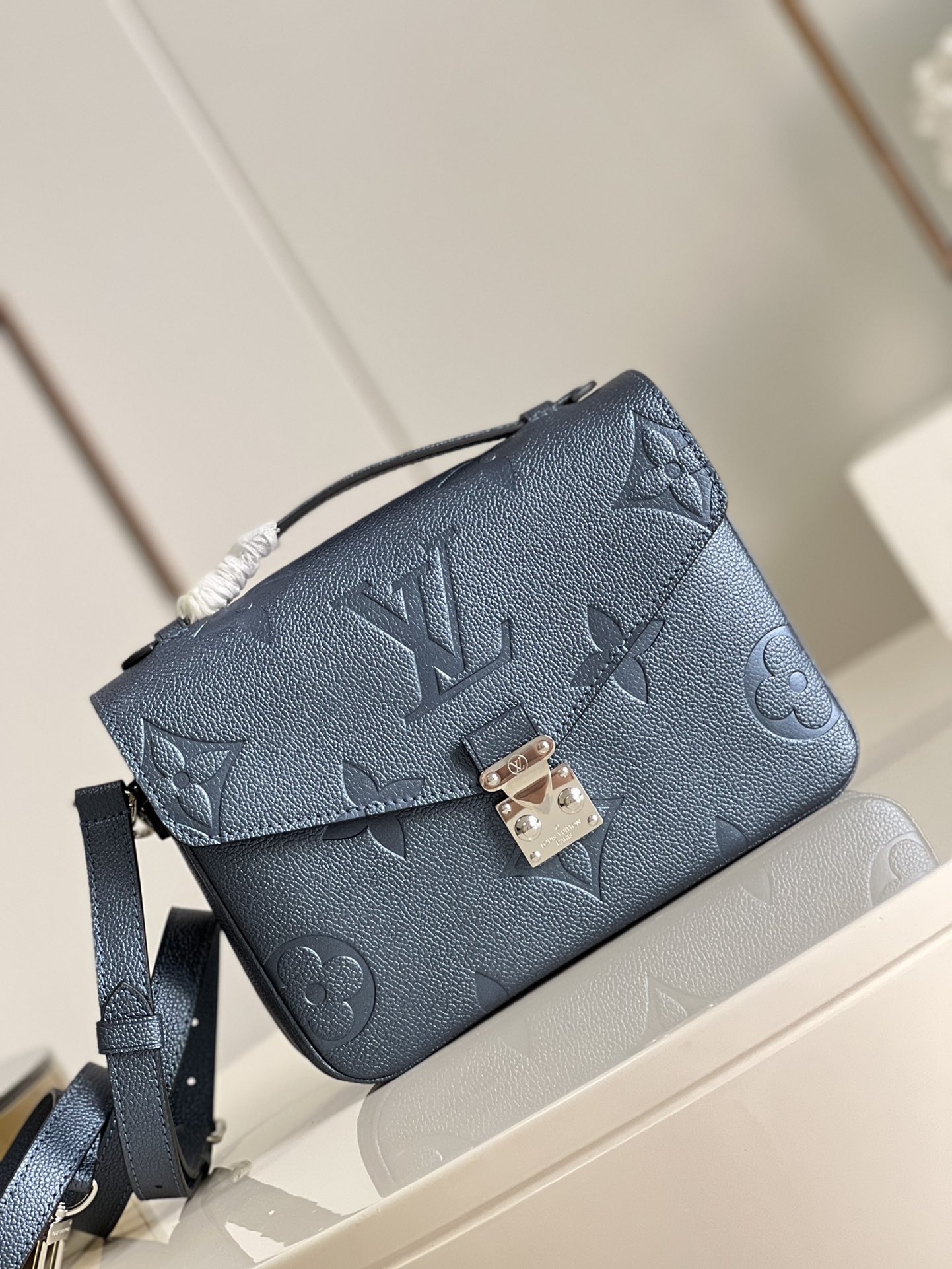 l**is V*t*n pochette metis bag