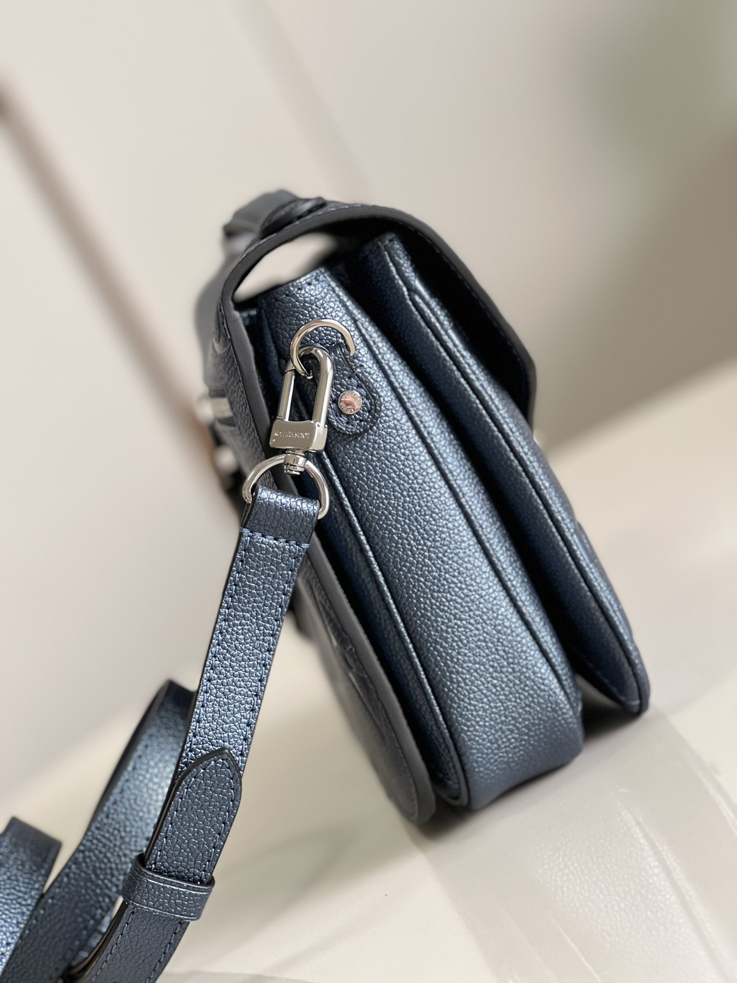l**is V*t*n pochette metis bag