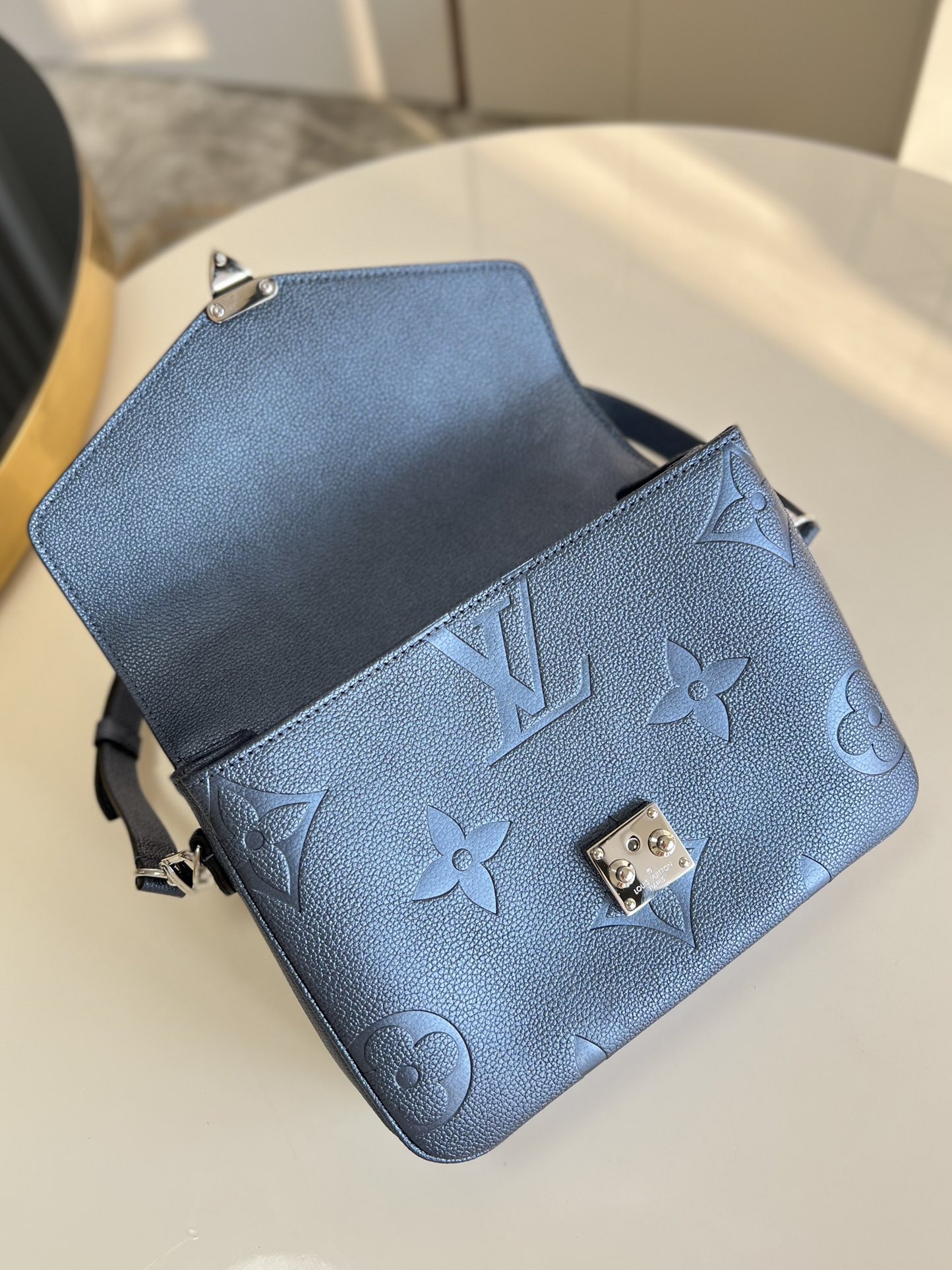 l**is V*t*n pochette metis bag