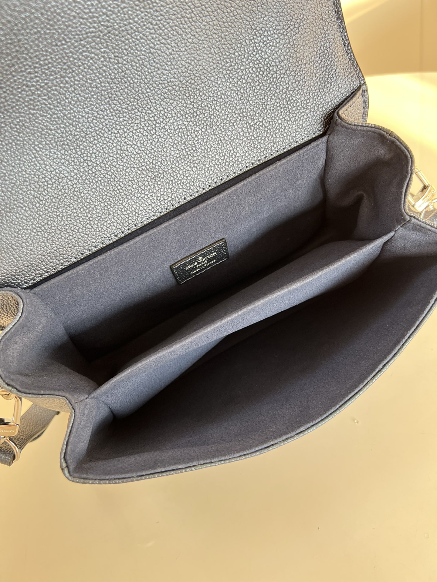 l**is V*t*n pochette metis bag